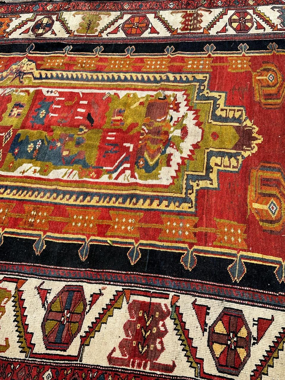 Bonita alfombra kurda antigua de precioso diseño con dibujos tribales y abstractos y bonitos colores naturales con naranja, verde, azul y azul oscuro, anudada totalmente a mano con lana sobre base de lana.
Pierde en los bordes.

✨✨✨
