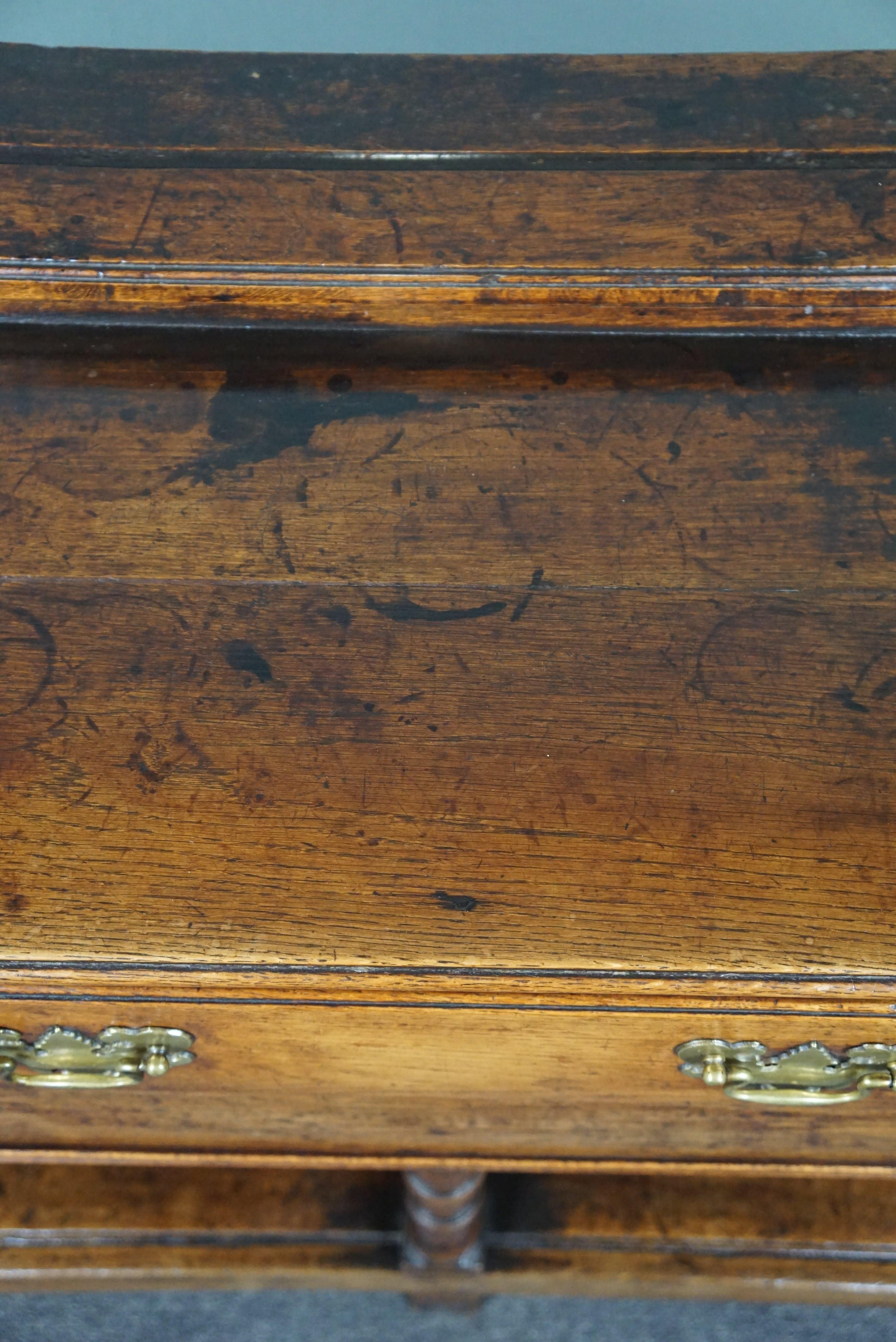 Sehr schöne antike Kommode aus englischer Eiche, Mitte des 18. Jahrhunderts im Angebot 3