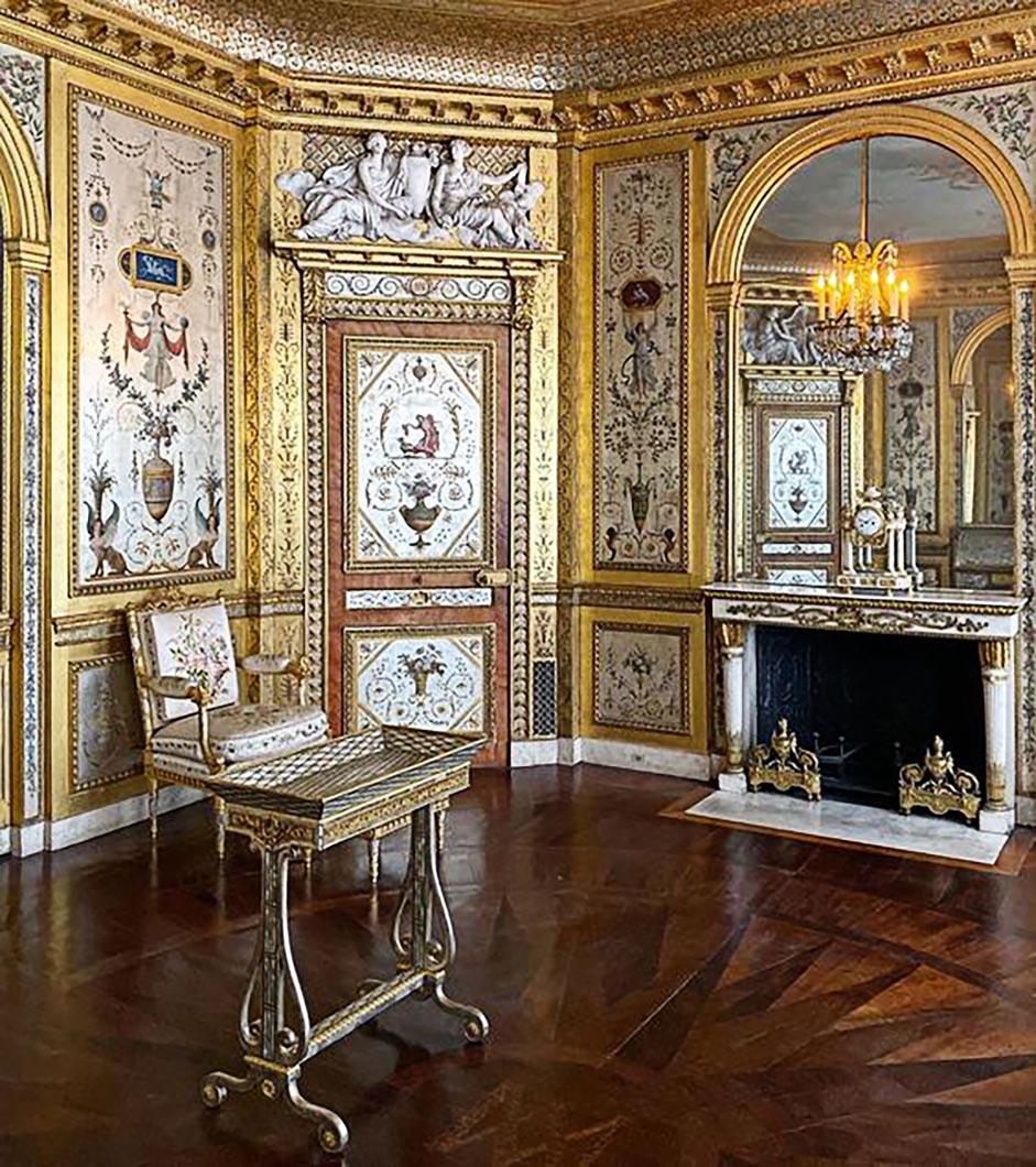 Francese Bellissimo camino antico in stile Luigi XVI in marmo statuario di Carrara in vendita