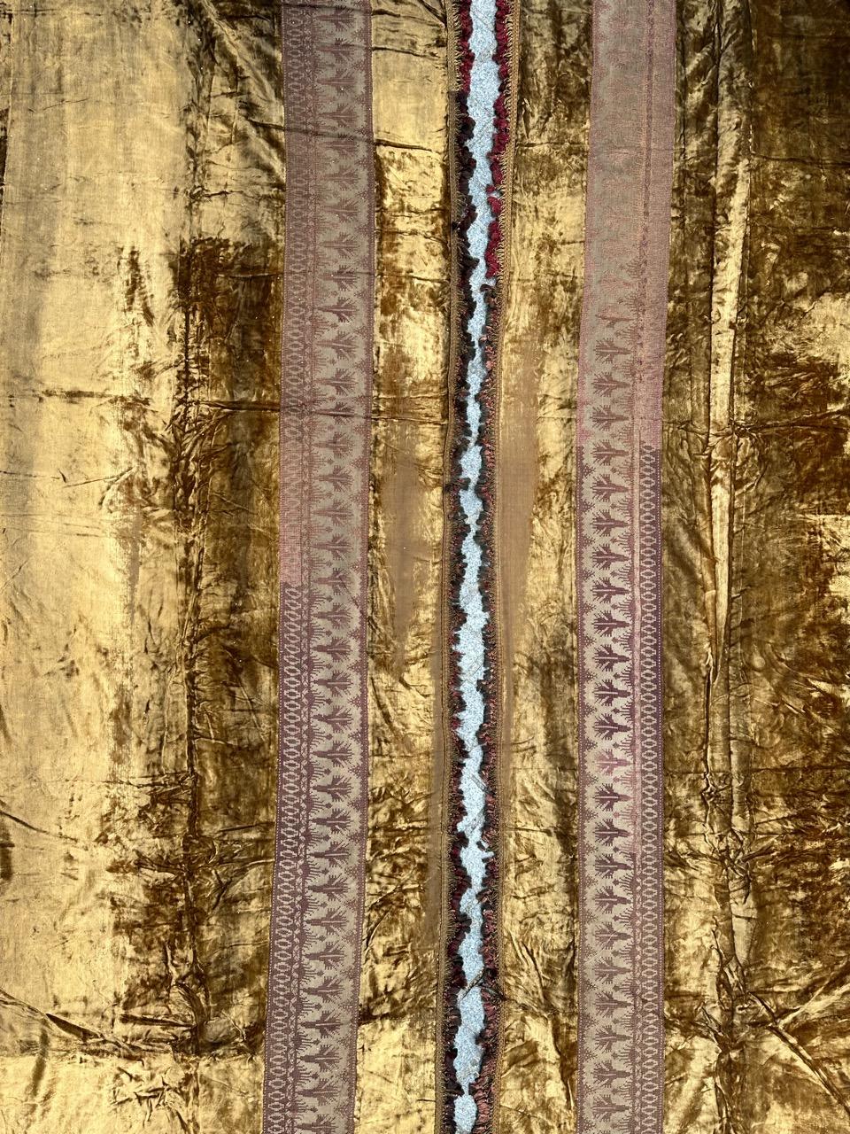 Wonderful pair of curtains from late 19th century, with a nice silk velvet tissue and a needlepoint band applied on it.
Size of each piece is 105x295 cm
✨✨✨

