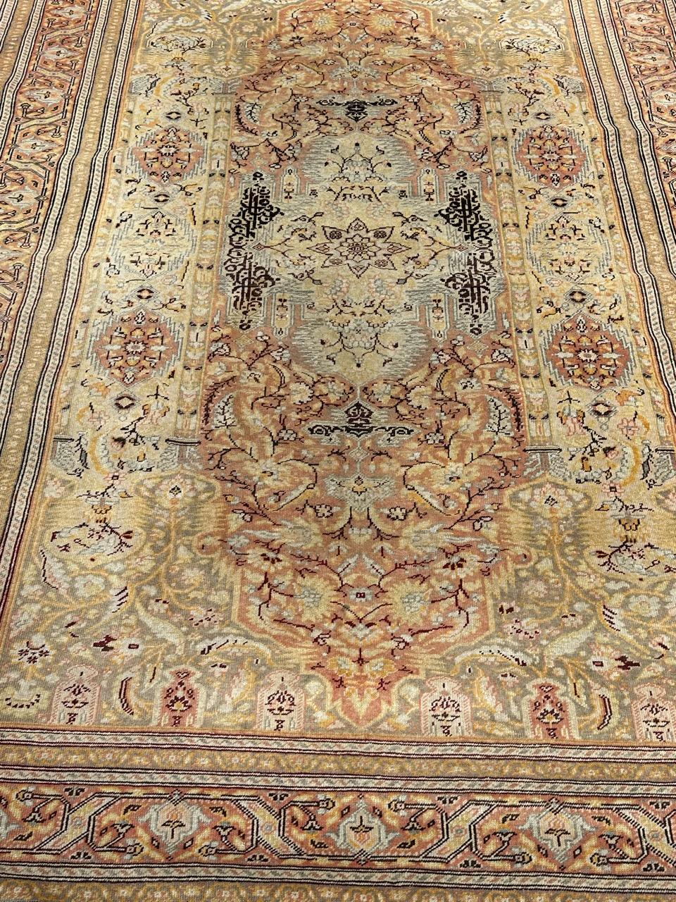 Joli tapis turc Cesar du début du 20e siècle, avec de beaux motifs décoratifs et de belles couleurs avec du vert, de l'orange, du marron et du blanc, entièrement et finement noué à la main avec de la laine sur une base de coton.

✨✨✨
