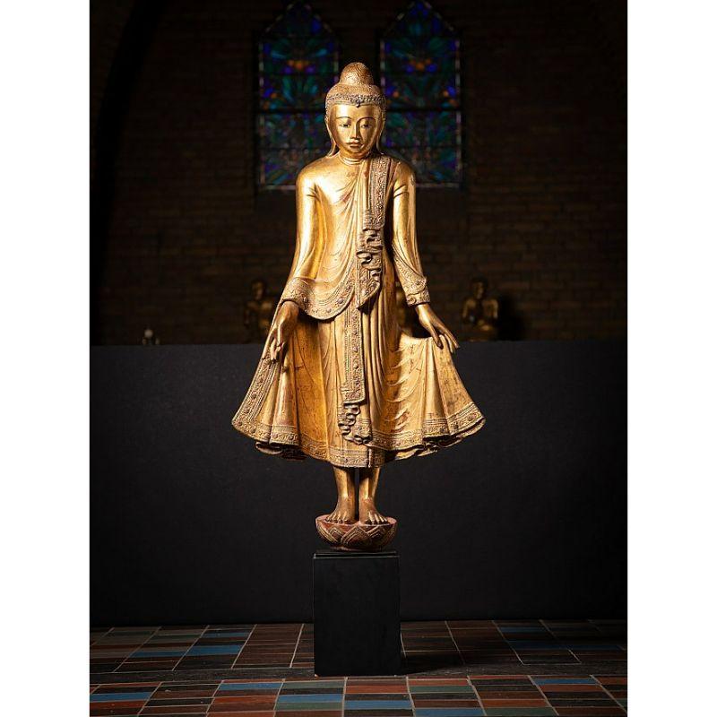 Material: wood
158 cm high 
66 cm wide and 22 cm deep
Gilded with 24 krt. gold
Mandalay style
Originating from Burma
19th century
With inlayed eyes
The height is measured including the 31 cm high base.
 
 