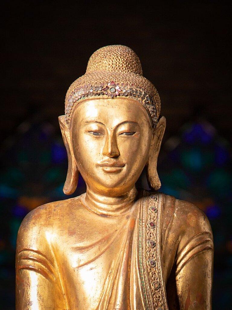 Schöne antike Mandalay-Buddha-Statue aus Holz aus Burma, sehr schöne (Birmanisch) im Angebot