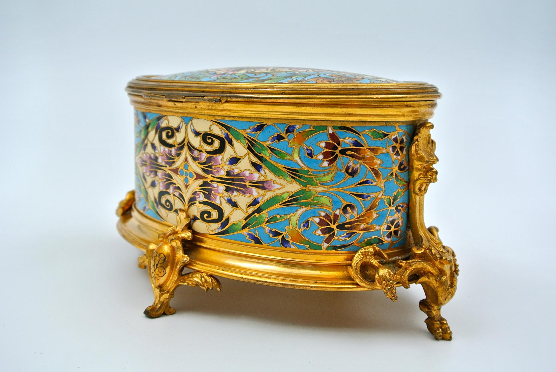 Very Beautiful Box in Gilt and Chiselled Bronze 4