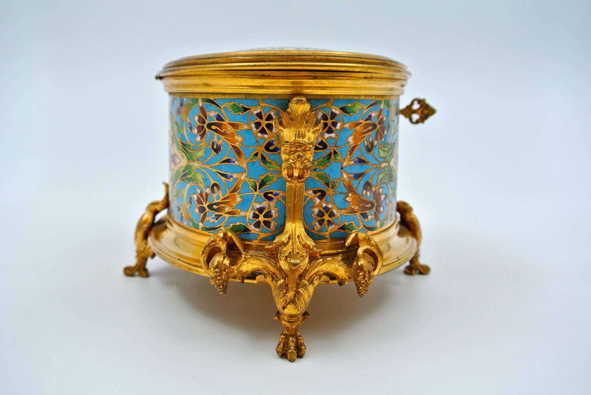 Very Beautiful Box in Gilt and Chiselled Bronze 5