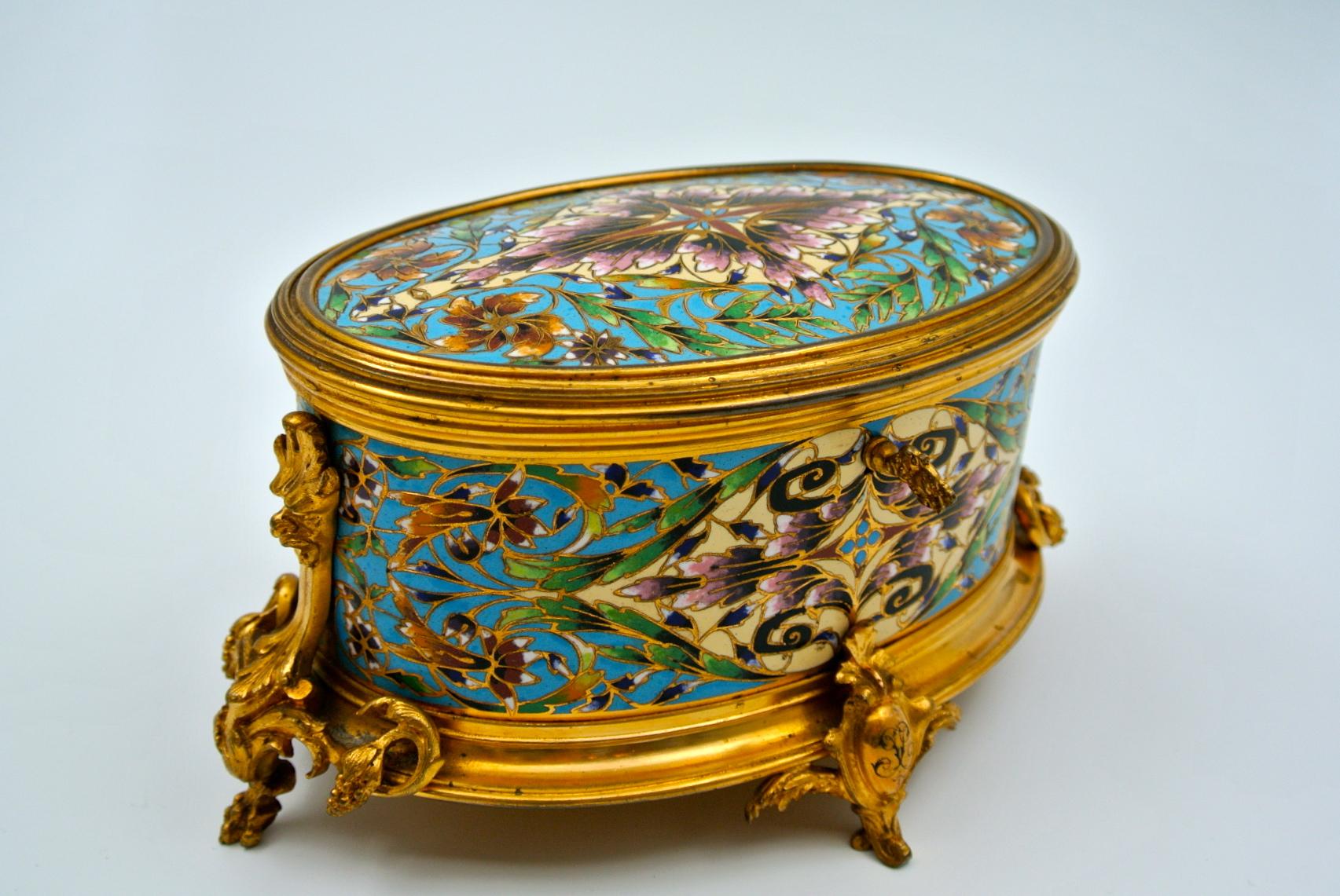 Very Beautiful Box in Gilt and Chiselled Bronze 6