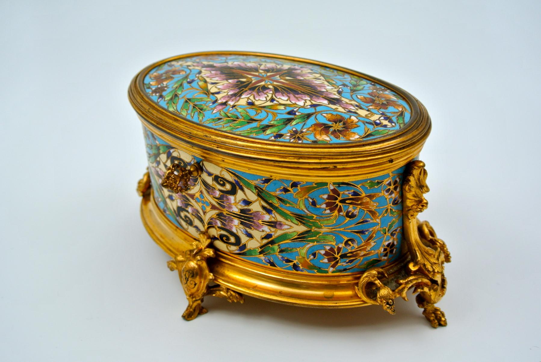 Very Beautiful Box in Gilt and Chiselled Bronze 7