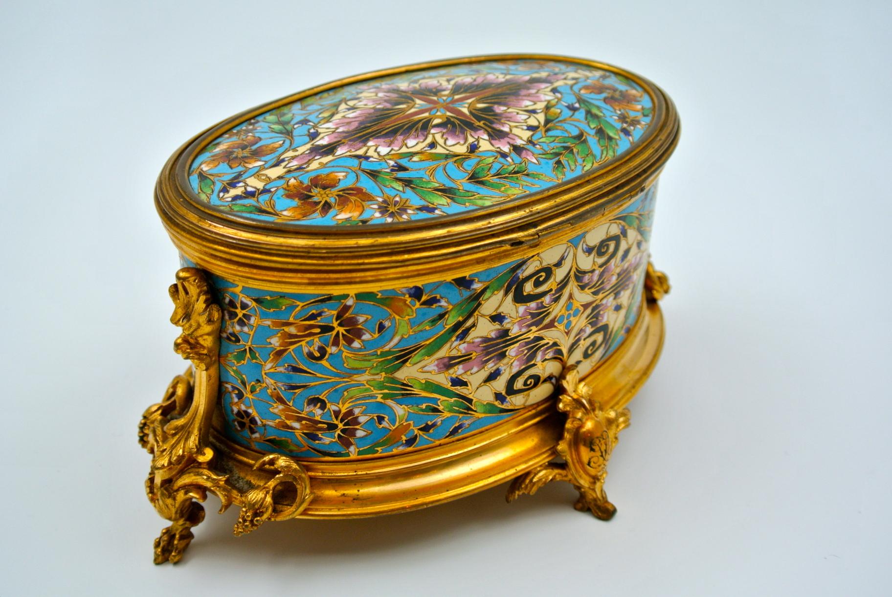 Very Beautiful Box in Gilt and Chiselled Bronze 8