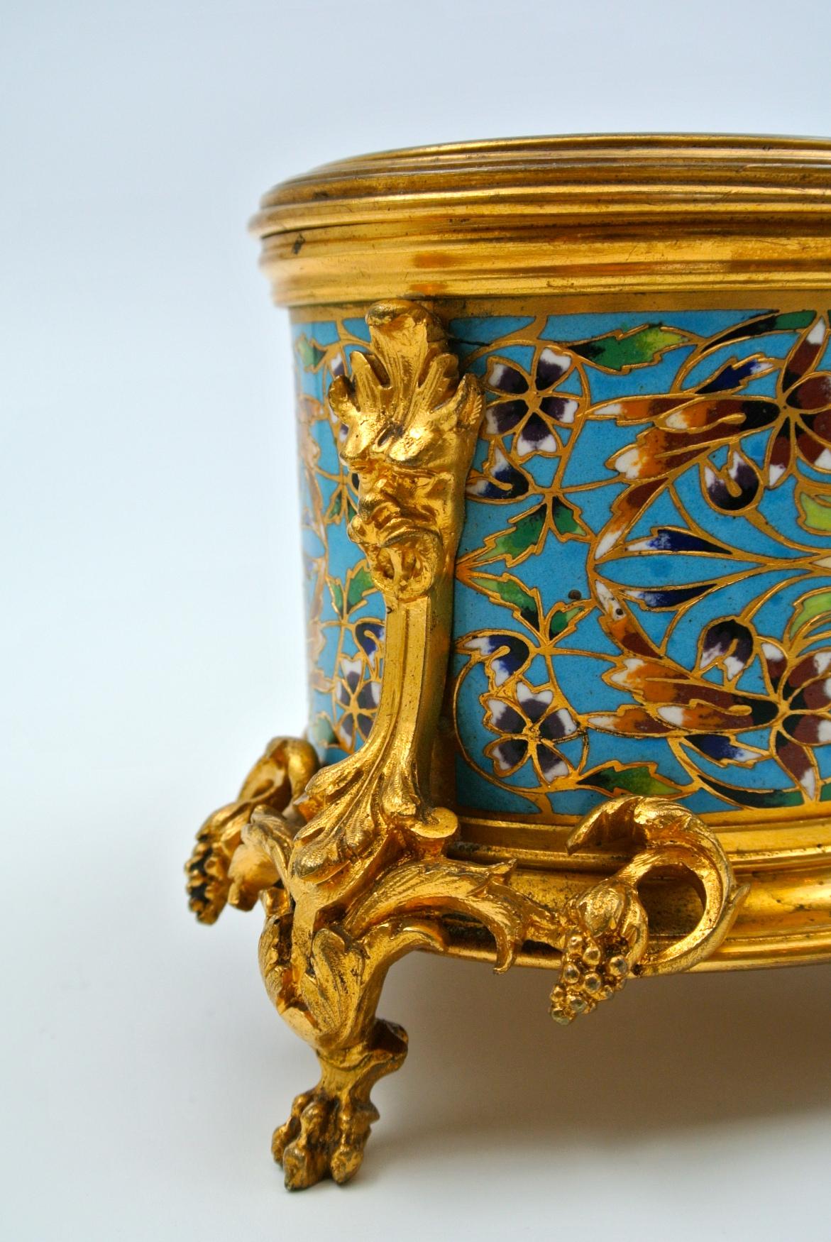 Very Beautiful Box in Gilt and Chiselled Bronze 9