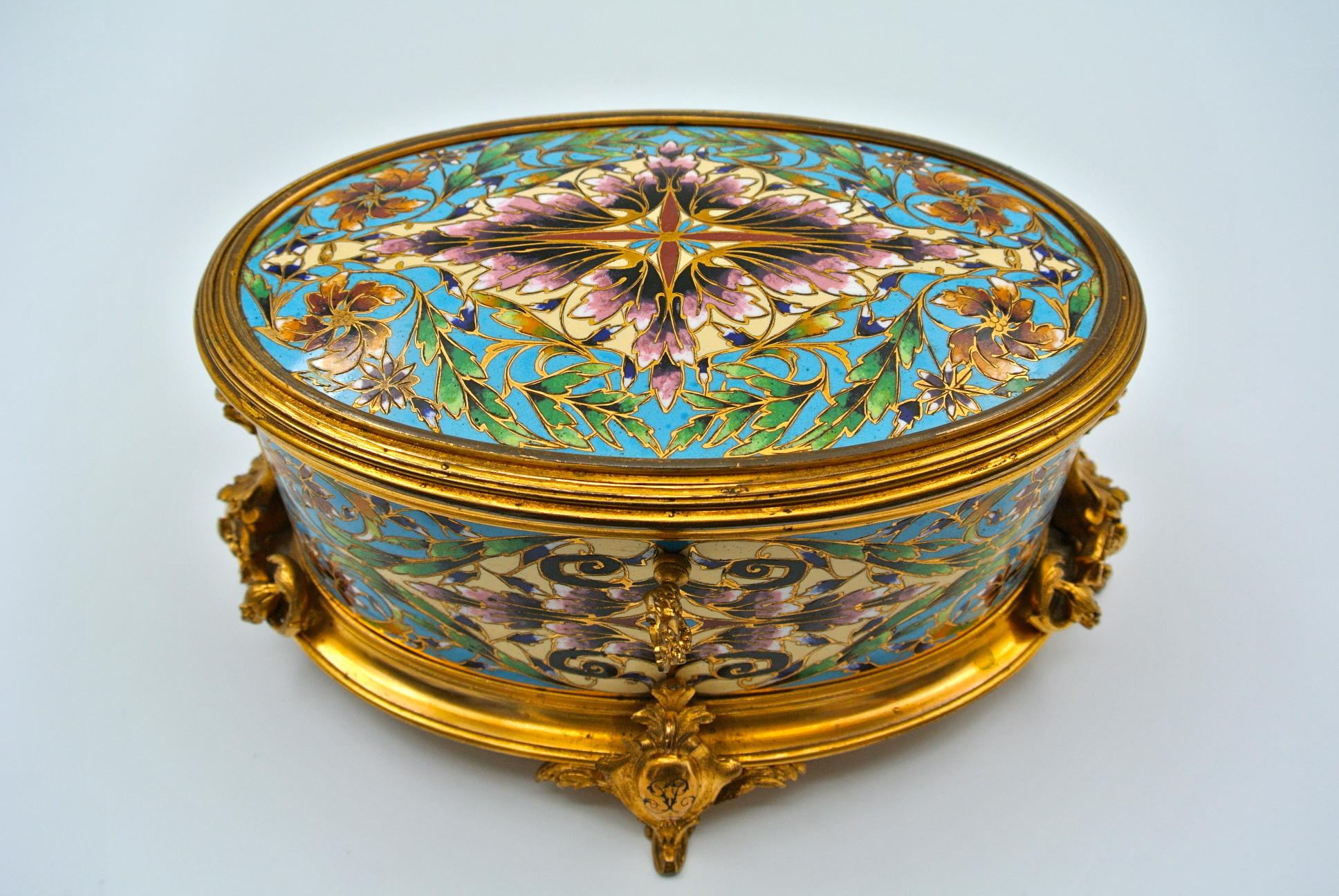 Very Beautiful Box in Gilt and Chiselled Bronze 10