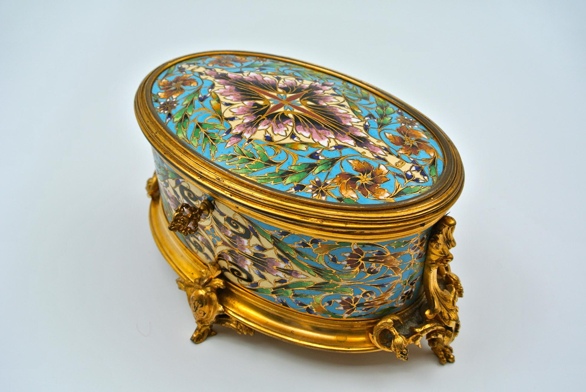 Very Beautiful Box in Gilt and Chiselled Bronze 11