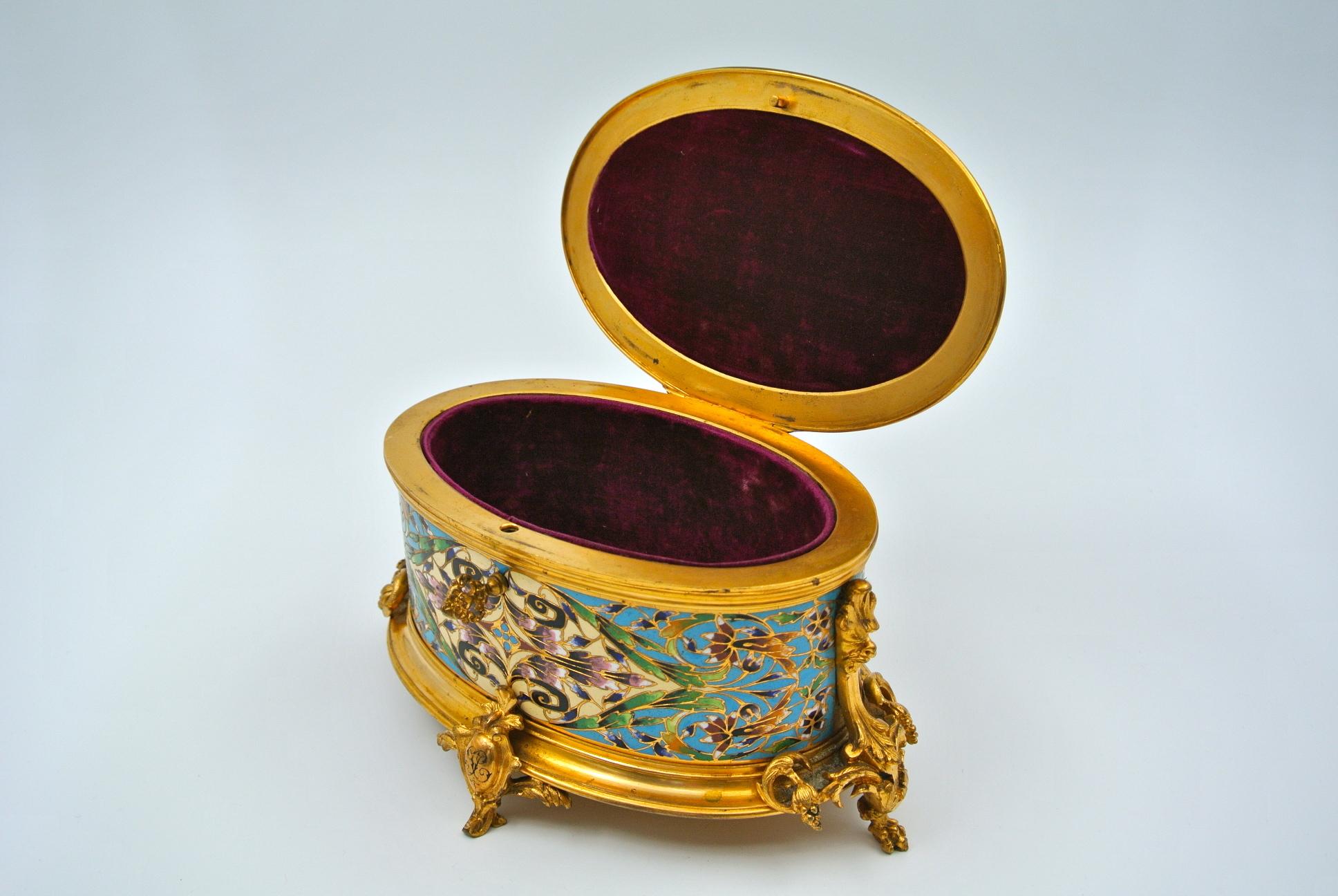 Very Beautiful Box in Gilt and Chiselled Bronze 12