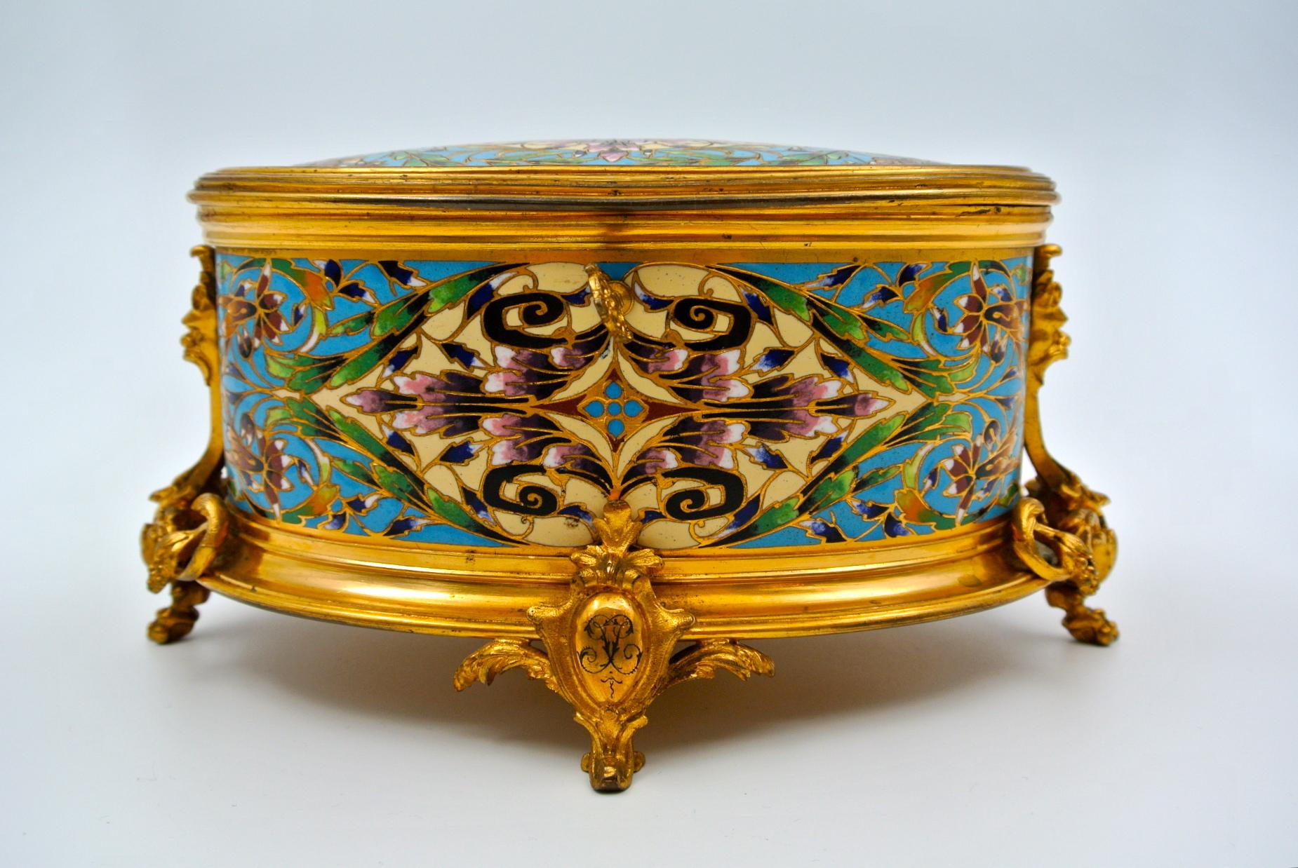 Very beautiful box in gilt and chiselled bronze, gilt and enameled with its original key, velvet Interior, 19th century Napoleon III
Measures: H 11cm, W 22cm, D 15cm.