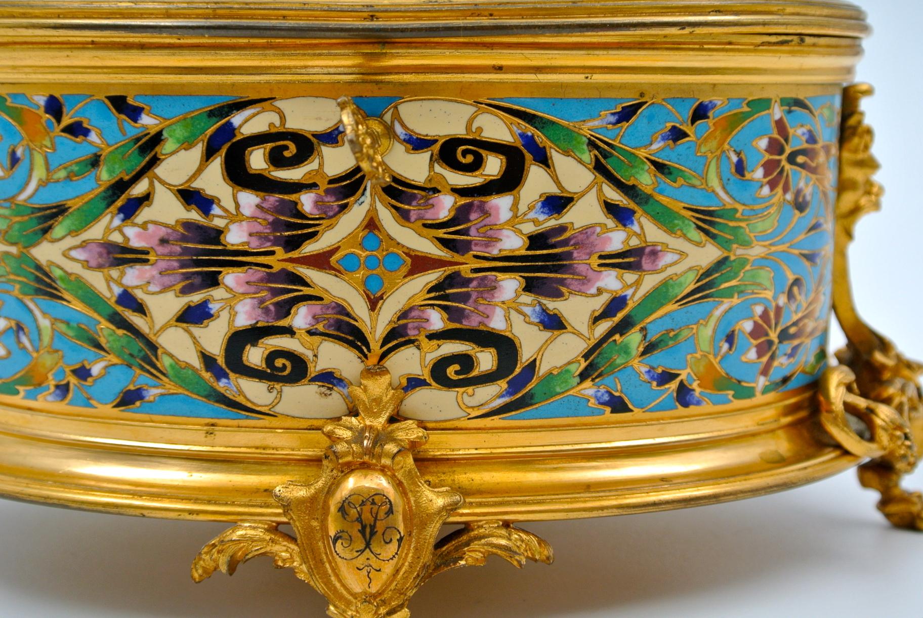 French Very Beautiful Box in Gilt and Chiselled Bronze