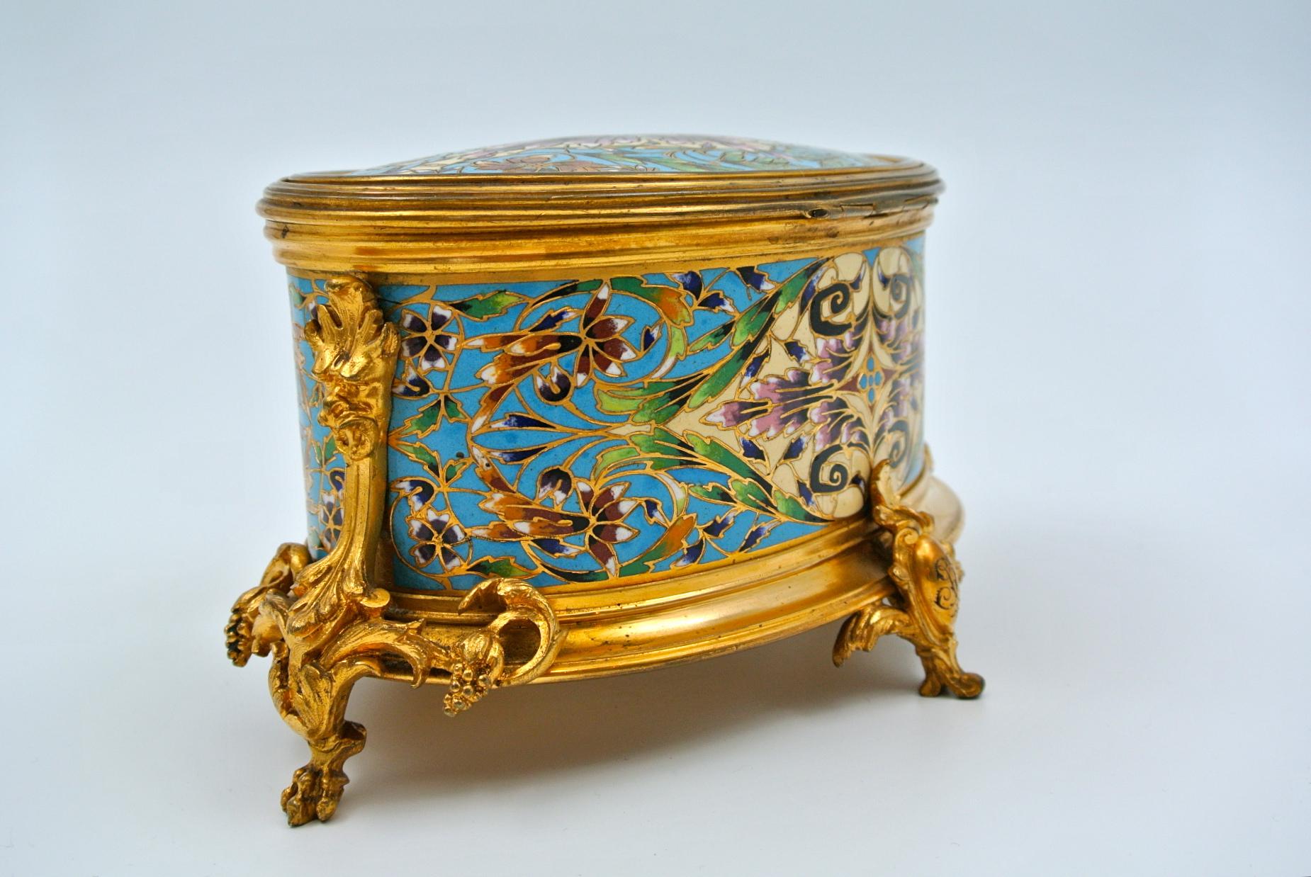 Very Beautiful Box in Gilt and Chiselled Bronze 2