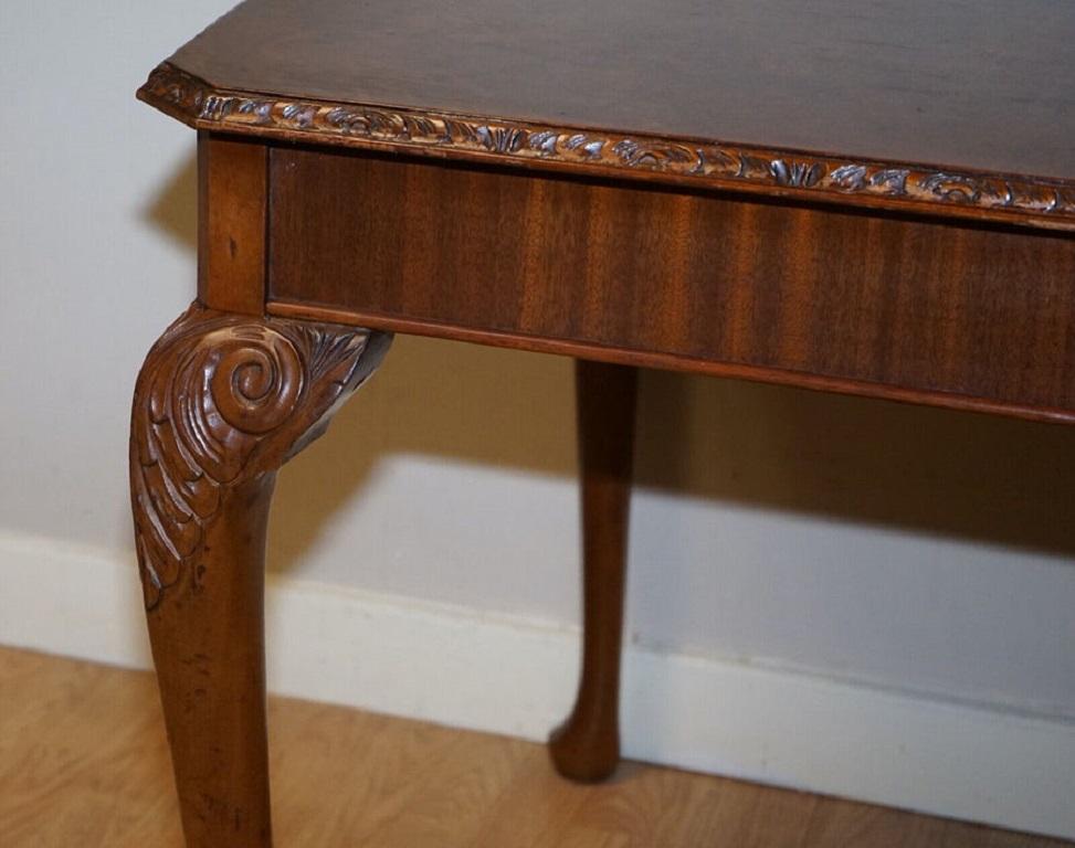 Very Beautiful Burr Walnut Queen Anne Carved Legs Dining Table, circa 1930s For Sale 1