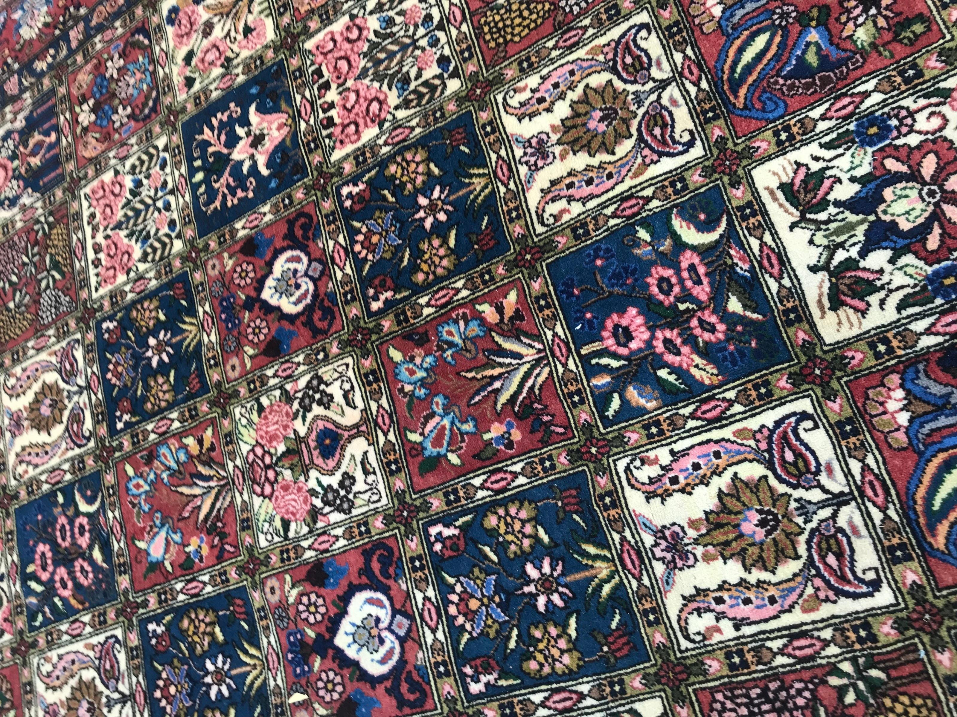 Very Beautiful Large Vintage Charshotor Bakhtiar Rug In Good Condition For Sale In Saint Ouen, FR