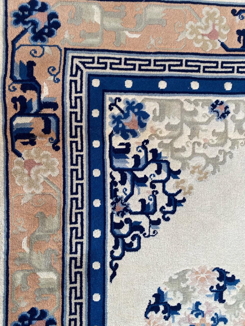 Wunderschöner großer chinesischer Peking Art Deco Teppich mit schönem chinesischem Muster und hellen Farben, komplett und fein handgeknüpft mit Wollsamt auf Baumwollgrund.