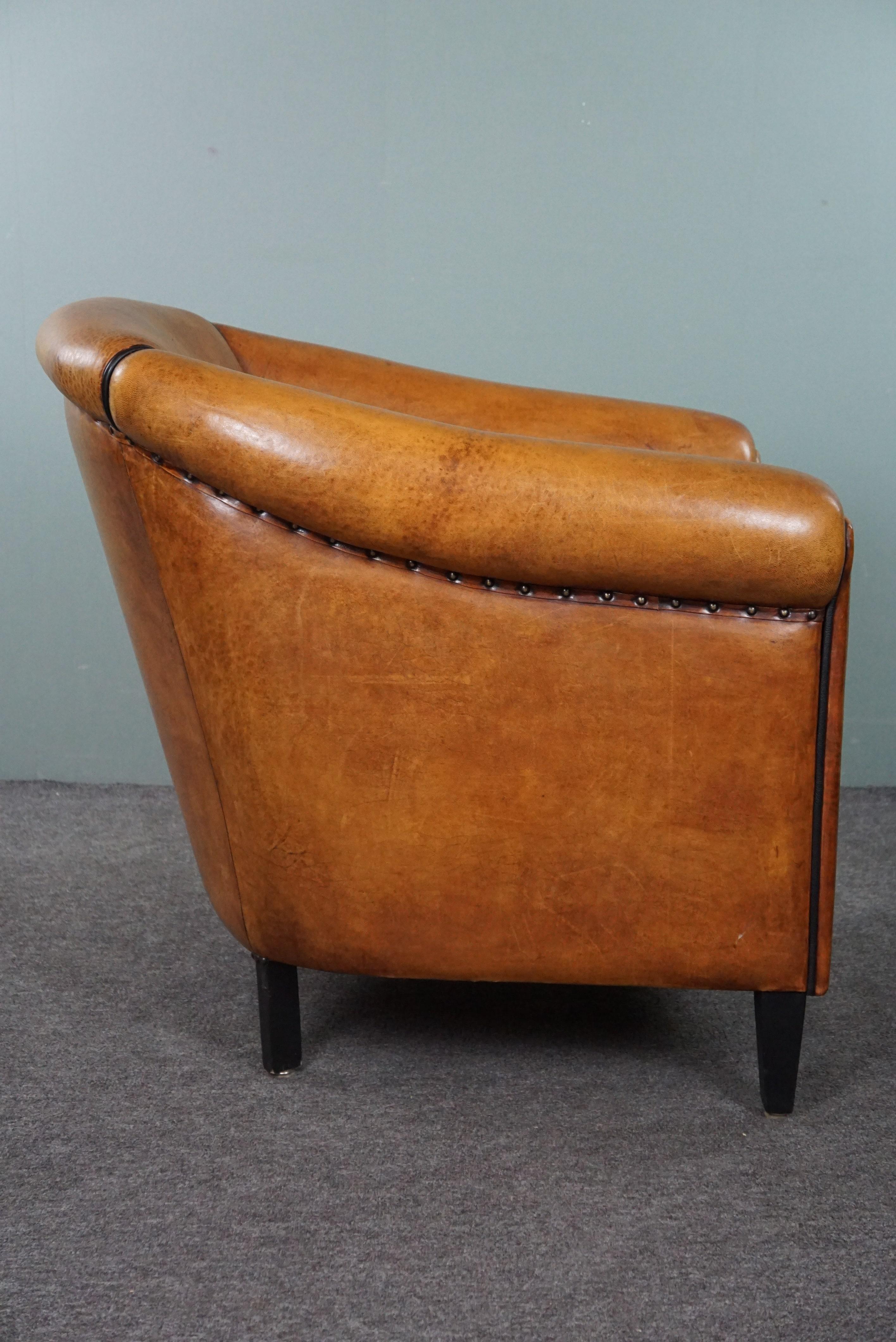 Very beautiful light sheep leather club armchair with black piping In Good Condition For Sale In Harderwijk, NL