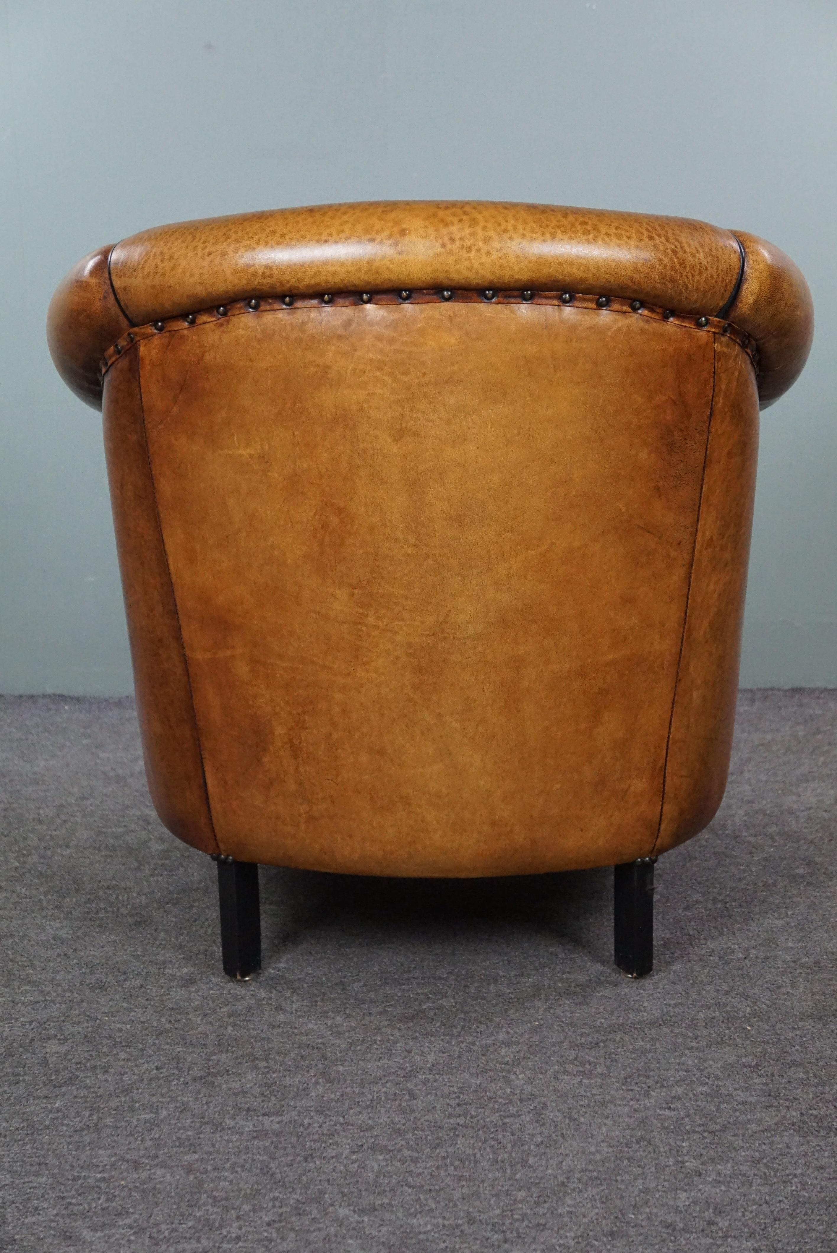 Mid-20th Century Very beautiful light sheep leather club armchair with black piping For Sale