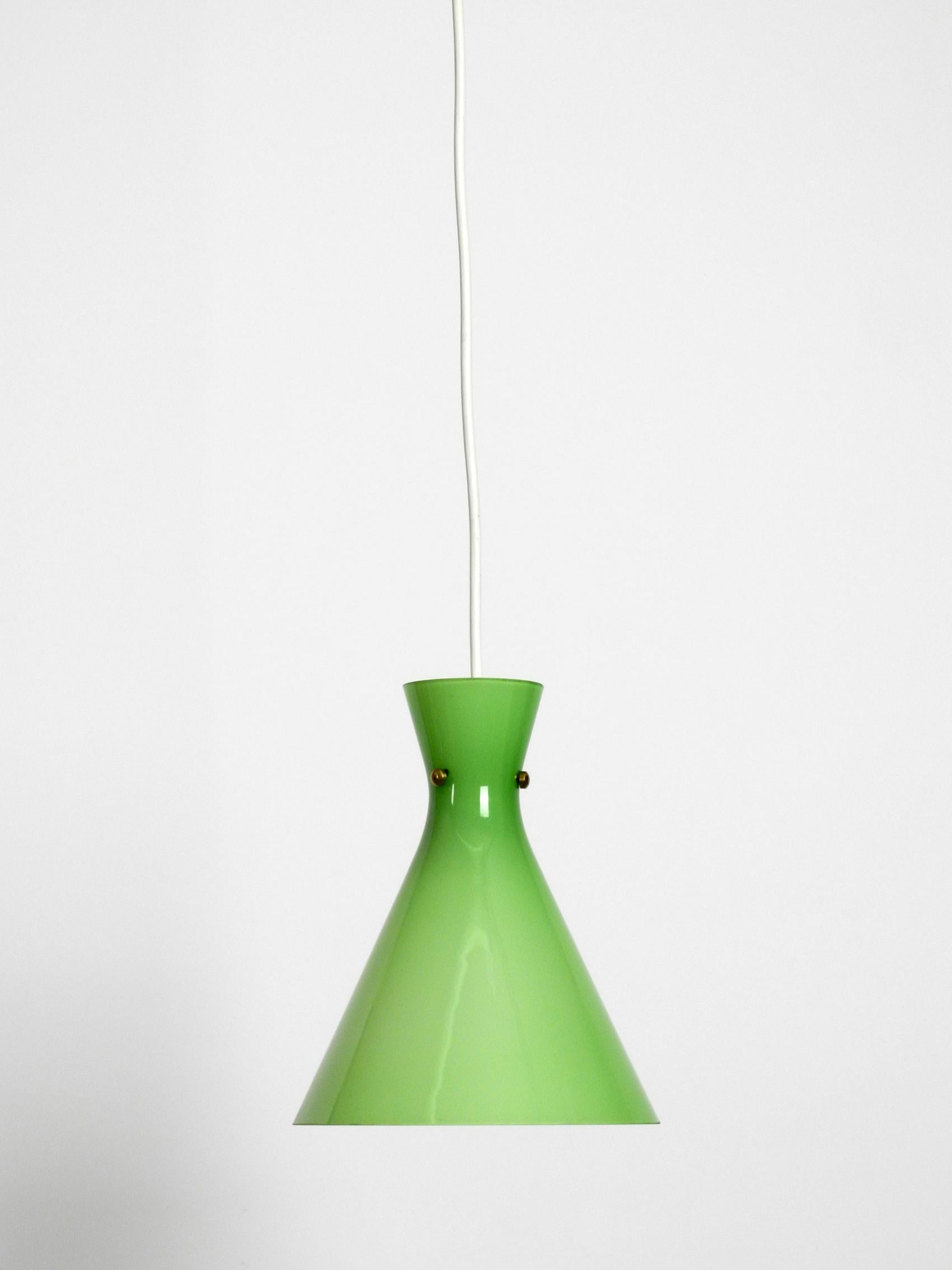 Sehr schöne Mid-Century-Diabolo-Hängelampe aus geflochtenem Glas in Grün im Zustand „Gut“ im Angebot in München, DE