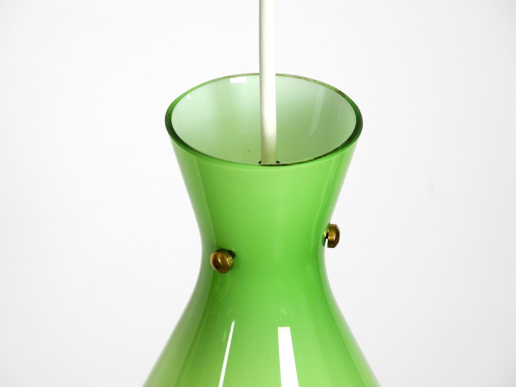 Sehr schöne Mid-Century-Diabolo-Hängelampe aus geflochtenem Glas in Grün (Mitte des 20. Jahrhunderts) im Angebot