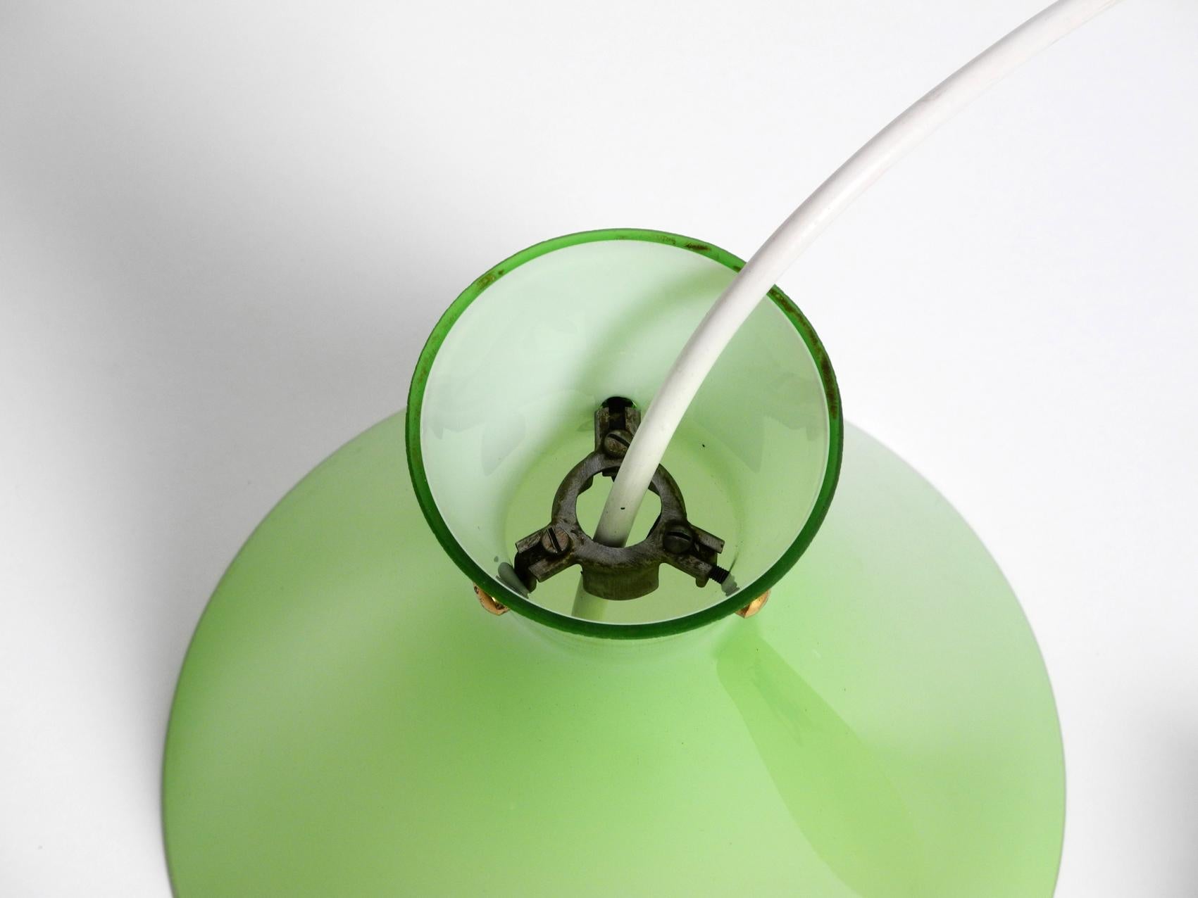 Sehr schöne Mid-Century-Diabolo-Hängelampe aus geflochtenem Glas in Grün im Angebot 1