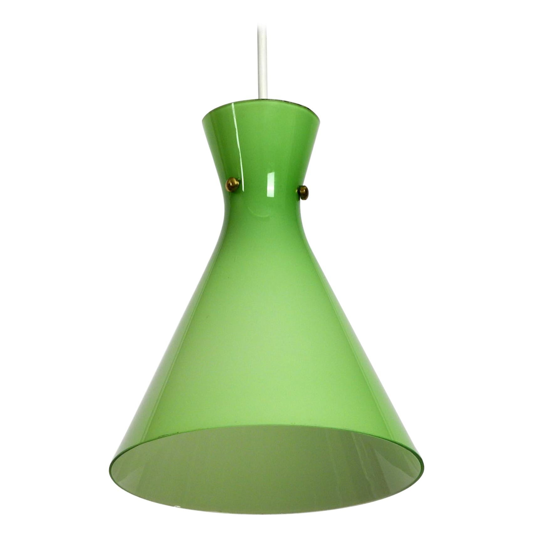 Très belle lampe à suspension en verre dépoli Diabolo du milieu du siècle dernier en vert