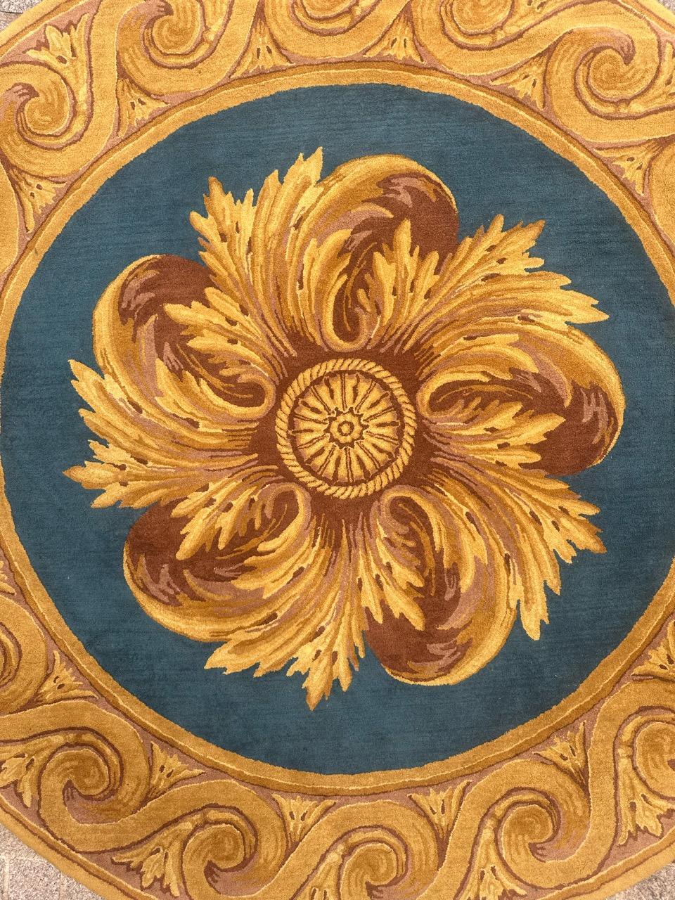 Very beautiful French round rug , with a nice and decorative floral design in style of Aubusson and savonnerie rugs from 18th century Louis XVI style, entirely hand crafted by Janus, or Lys points method, with wool on the cotton