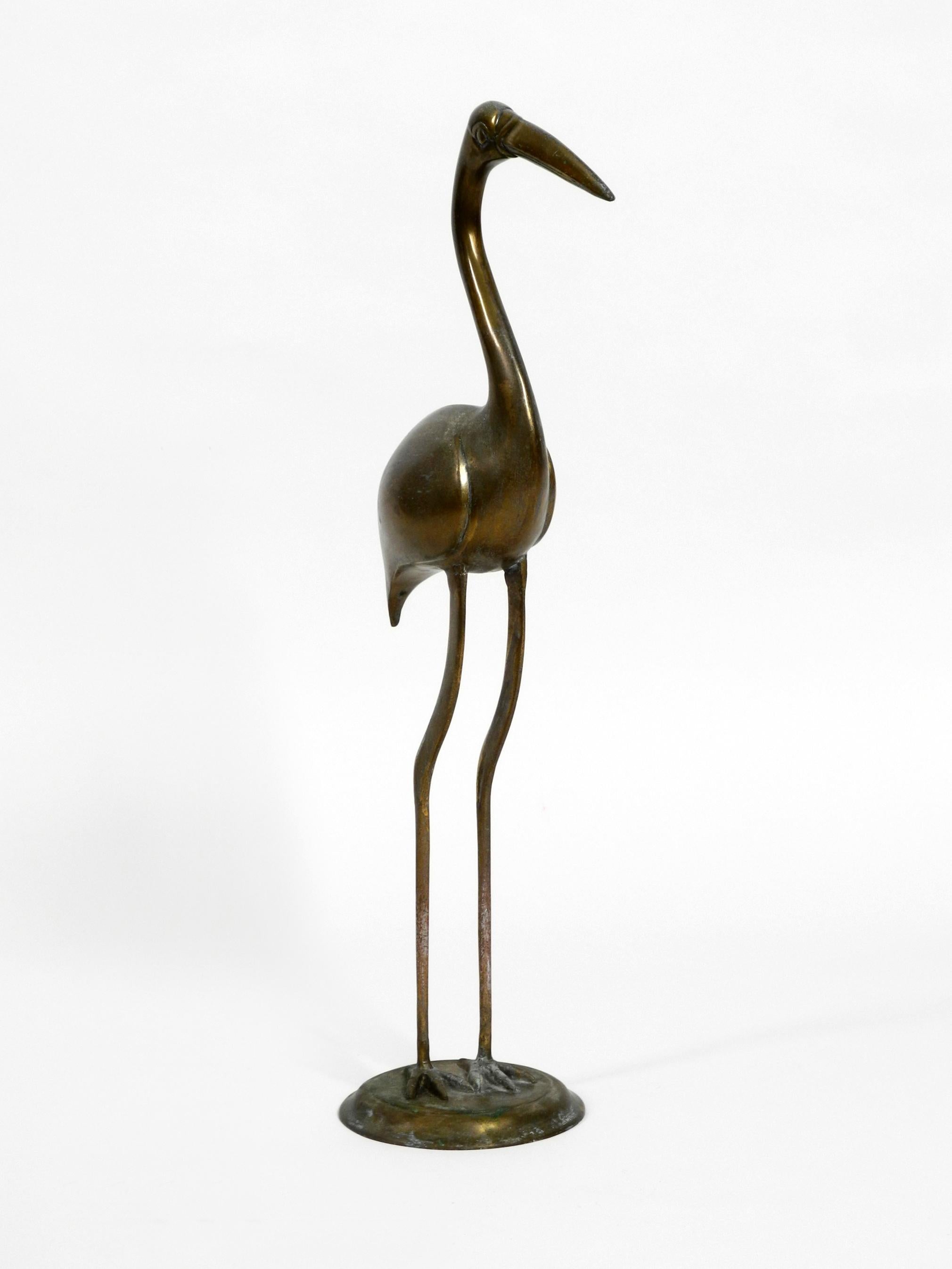 Sehr schöne seltene Mid-Century Modern extra große Messing Flamingo als ein sehr schönes Dekorationsstück. 
Sehr hohe Qualität in minimalistischem Design. 
Mit schöner Patina auf dem Messing. Leicht oxidiert in grün auf dem Fuß. 
Das Messing kann