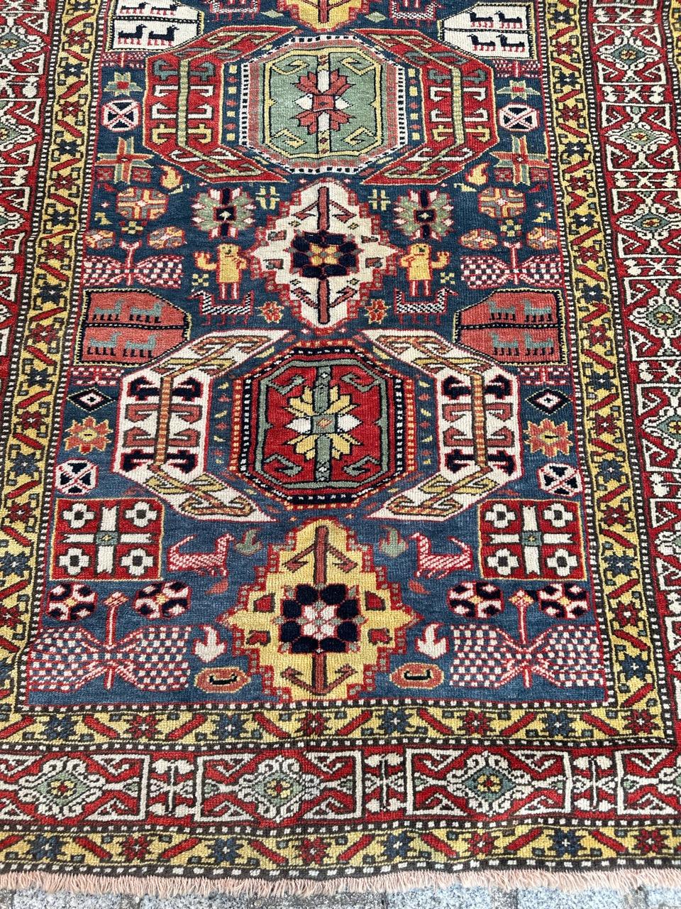 Wir stellen einen atemberaubenden kaukasischen Shirwan-Teppich aus der Mitte des Jahrhunderts vor! Dieses exquisite Stück zeigt das bezaubernde Design antiker Schirwan-Teppiche und weist dieselbe traditionelle Struktur, dieselben Materialien und