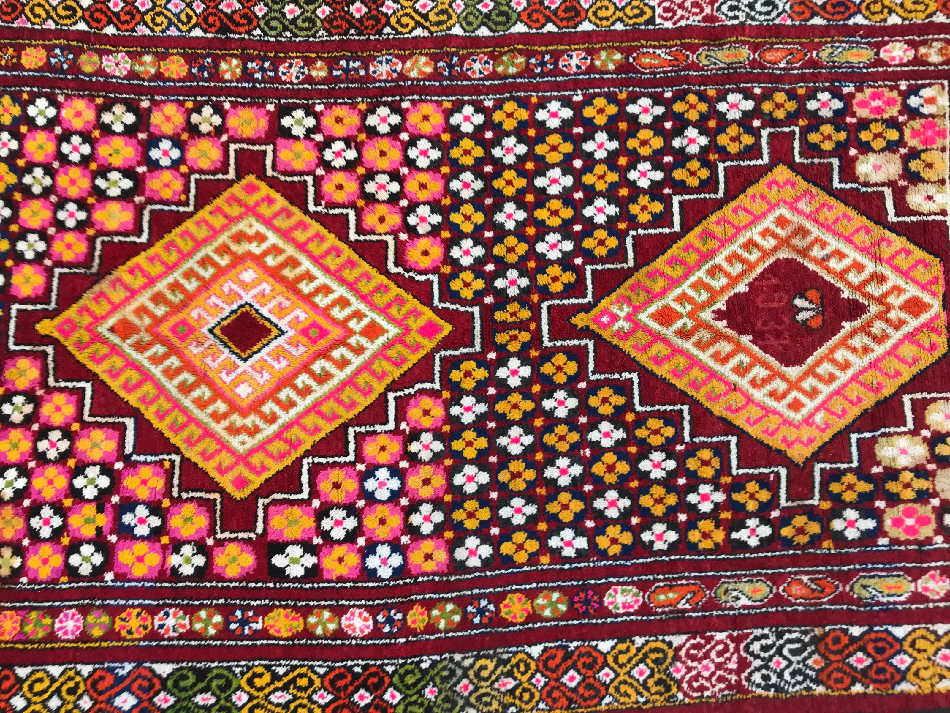 Wunderschöner marokkanischer Teppich mit schönem geometrischem Stammesmuster und schönen Farben mit Orange, Rosa, Gelb, Grün, Violett und Schwarz, datiert 1937, komplett handgeknüpft mit Wolle auf Wollfond.

✨✨✨
