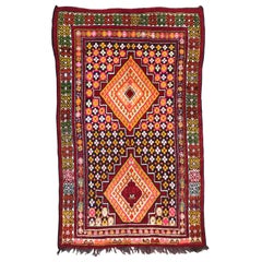 Le très beau tapis coloré marocain Berbere de Bobyrug