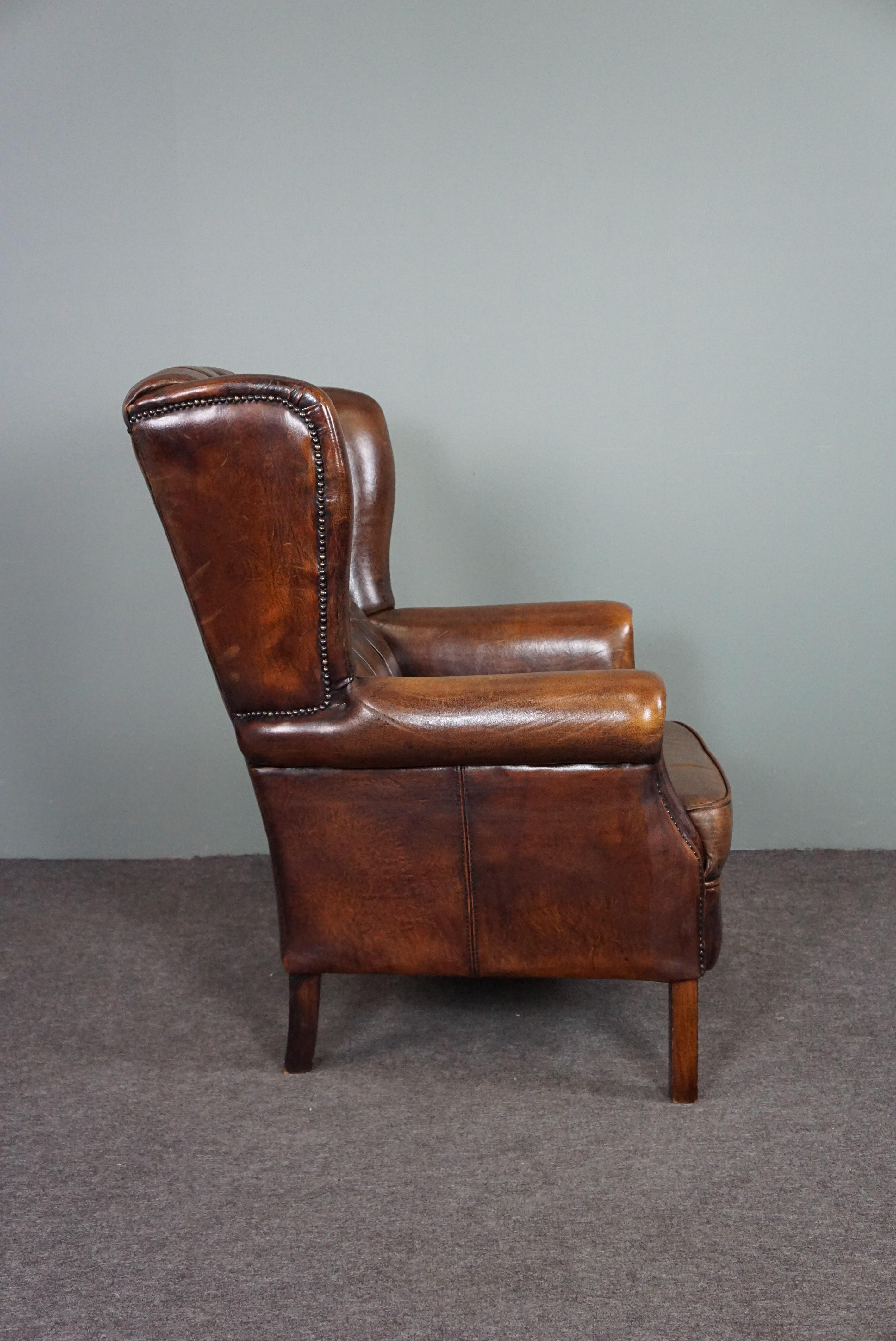 Offered is this beautiful and comfortable sheep leather wing chair with a great look and color!

This well-fitting and uncommon wing chair has beautiful colors and a padded backrest. Both the seating comfort and the condition of this armchair are