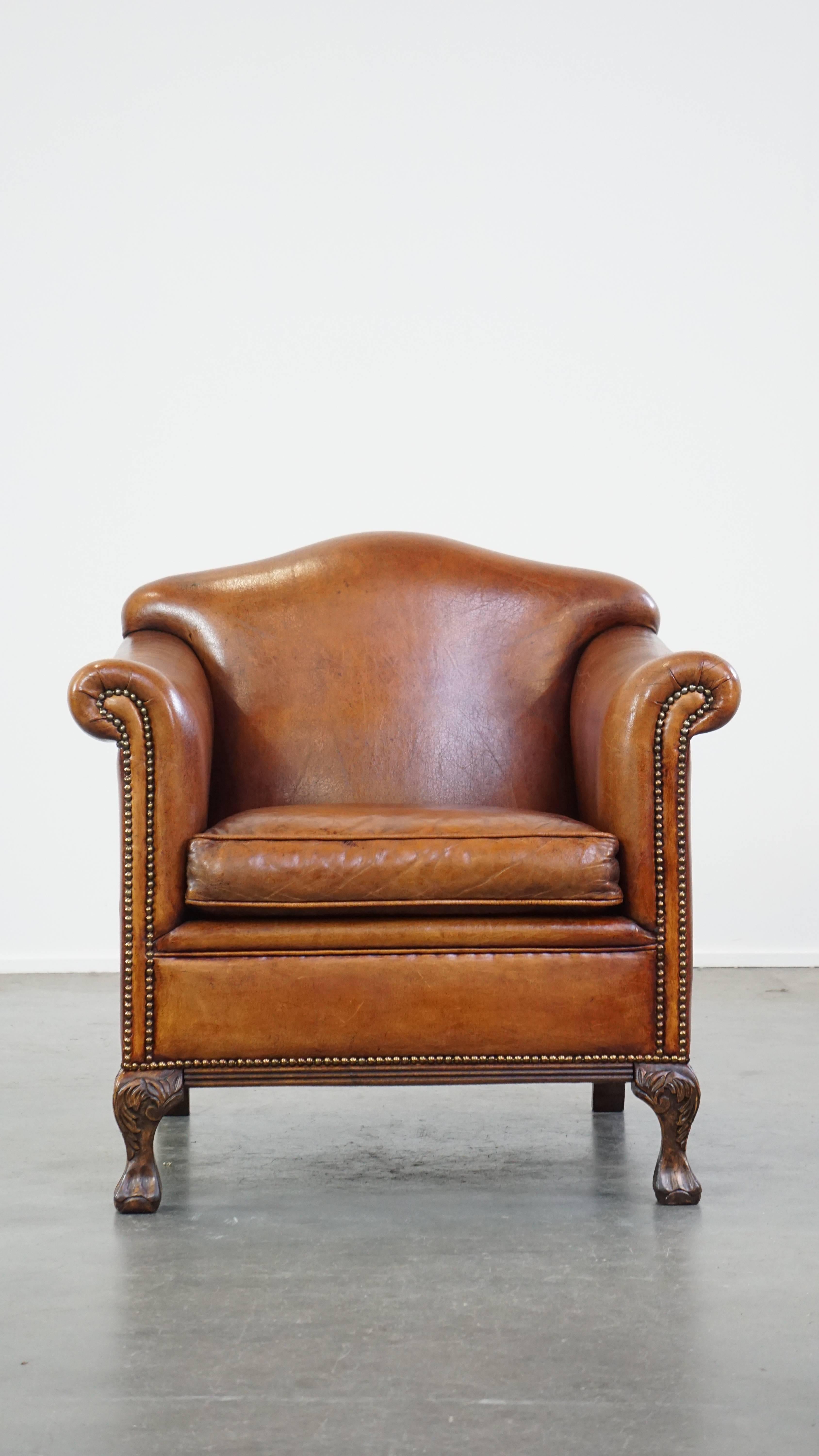 This sheepskin armchair has an incredibly characterful appearance and is a true eye-catcher. It features a beautiful, classic design. It is equipped with a removable seat cushion and offers excellent seating comfort. Due to years of use, it has