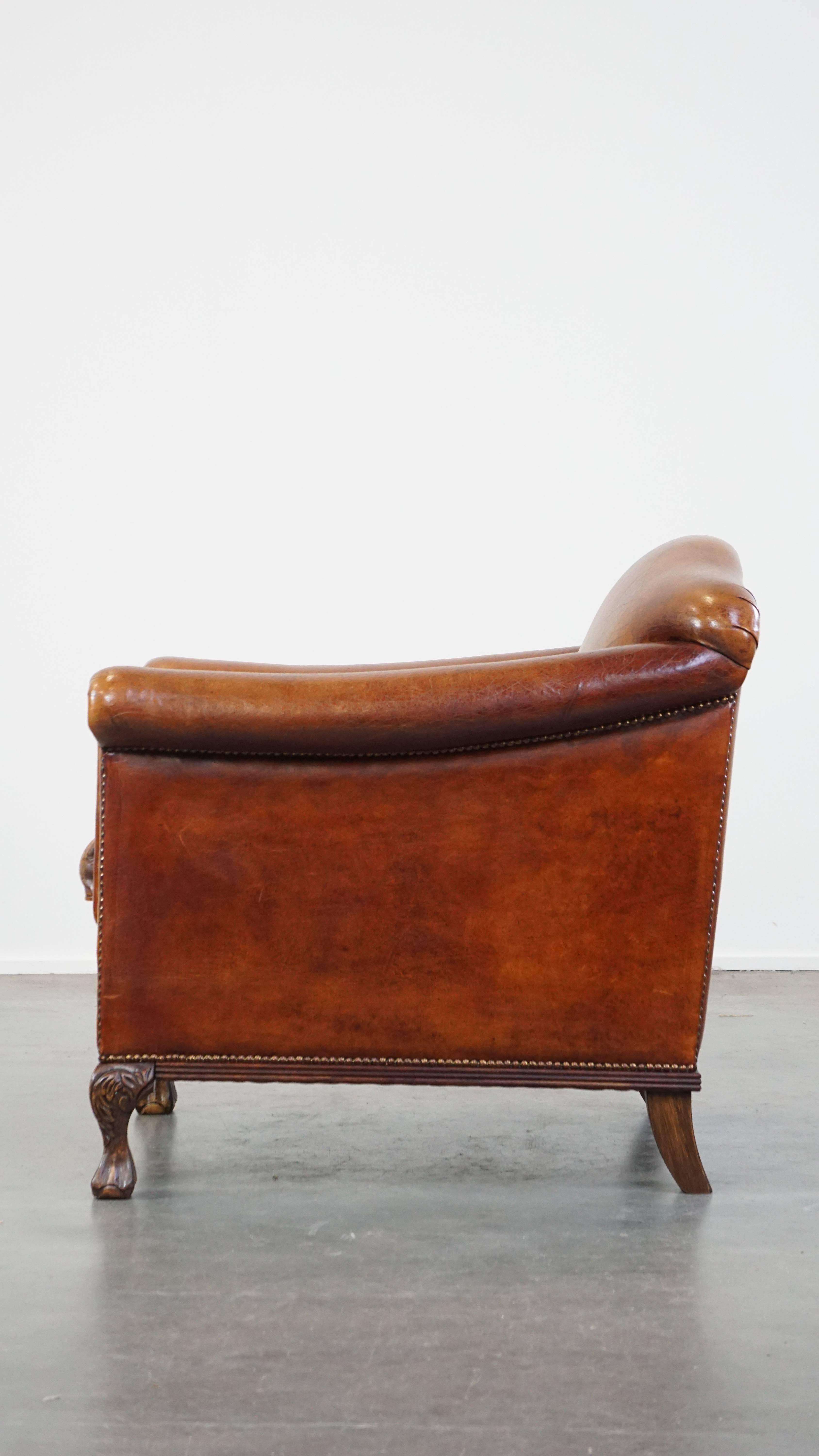 20th Century Very beautiful sheepskin armchair with an elegant design and wood-carved legs For Sale