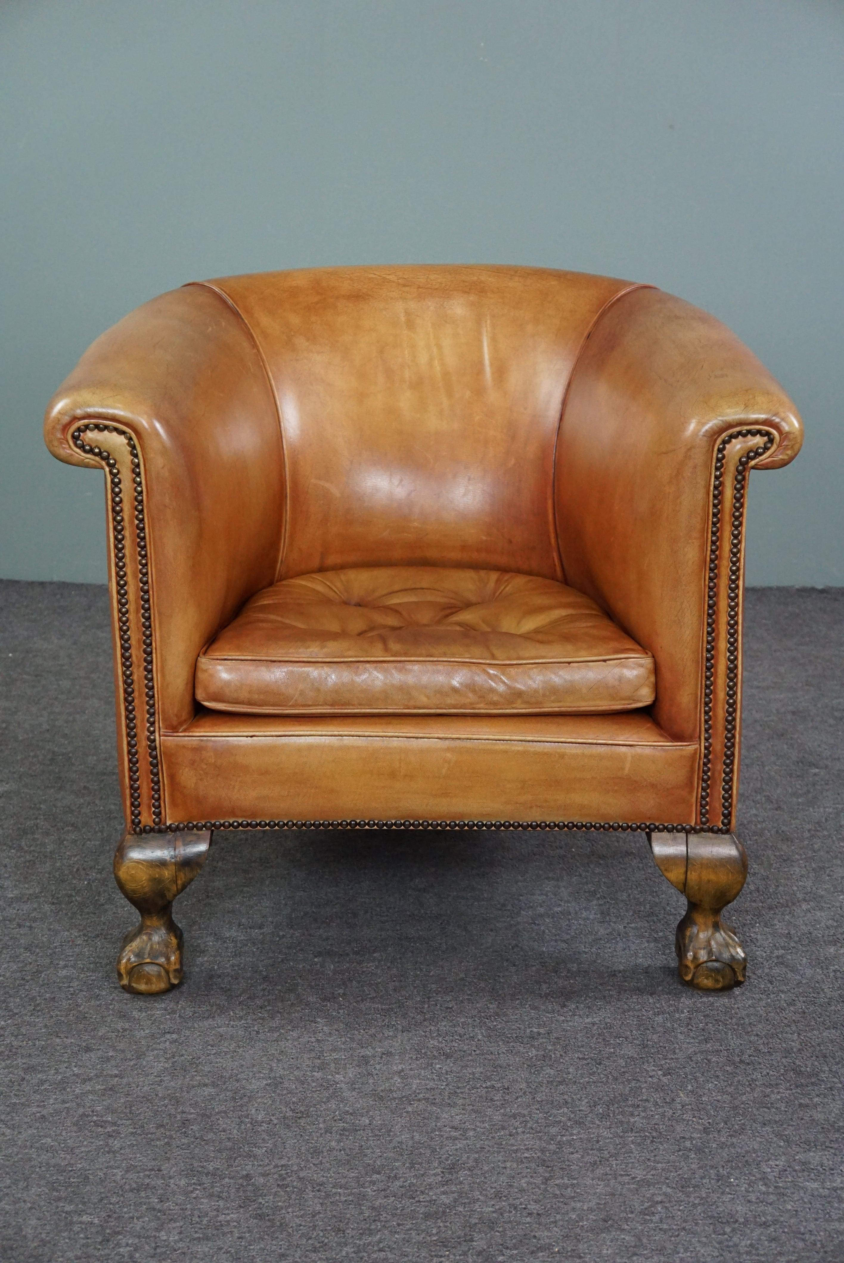 Offered is this very beautifully designed cowhide leather club chair with a highly sought-after appearance.

This beautiful pearl is in good condition and is very popular and appreciated among enthusiasts. The color of the cowhide in combination