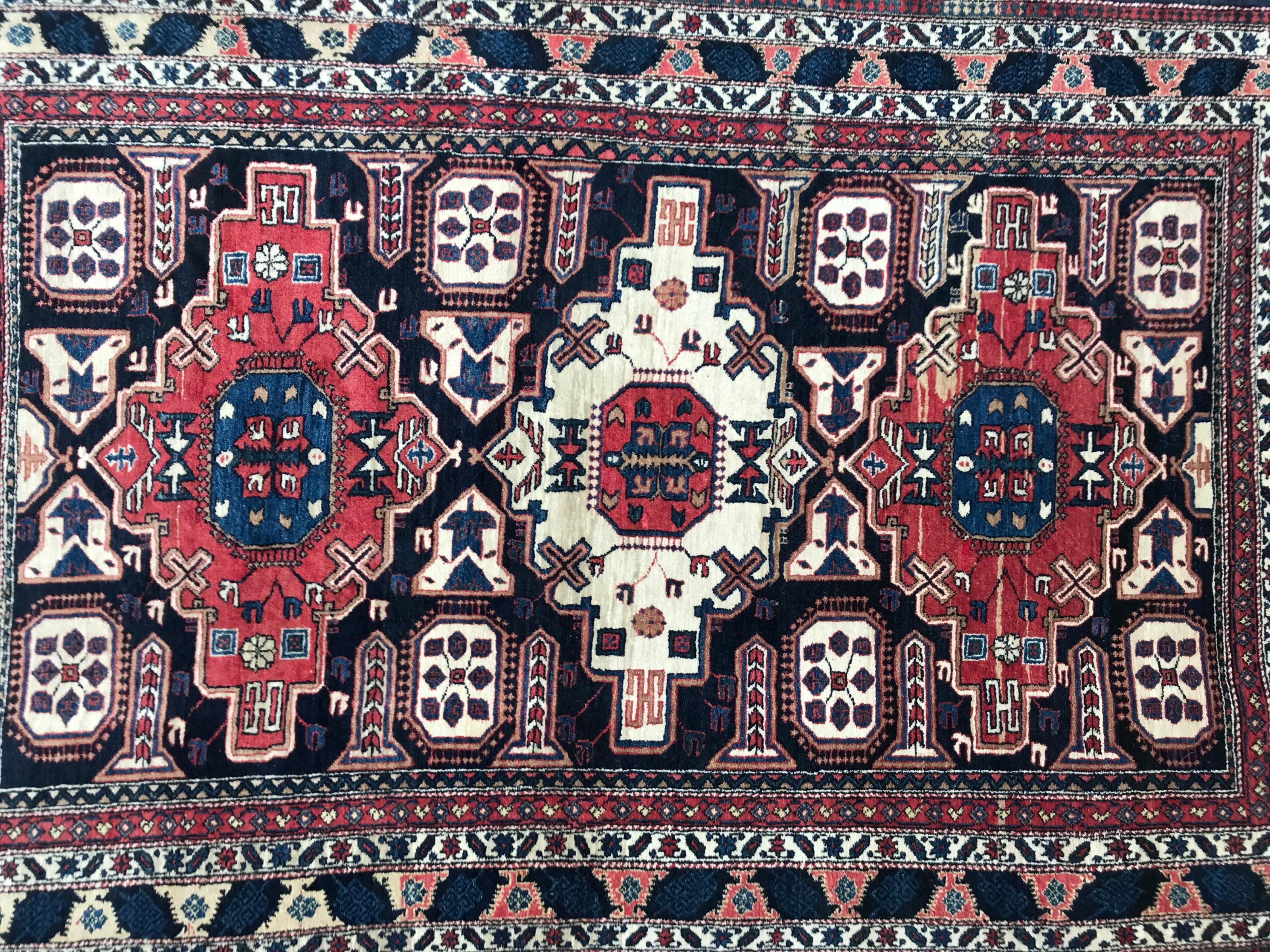 Joli tapis Chirwan de la fin du 20ème siècle avec de beaux motifs géométriques shirwan Kouba et de très belles couleurs avec du bleu, du rouge, du vert, du jaune et du bleu foncé, entièrement noué à la main avec du velours de laine sur une base de