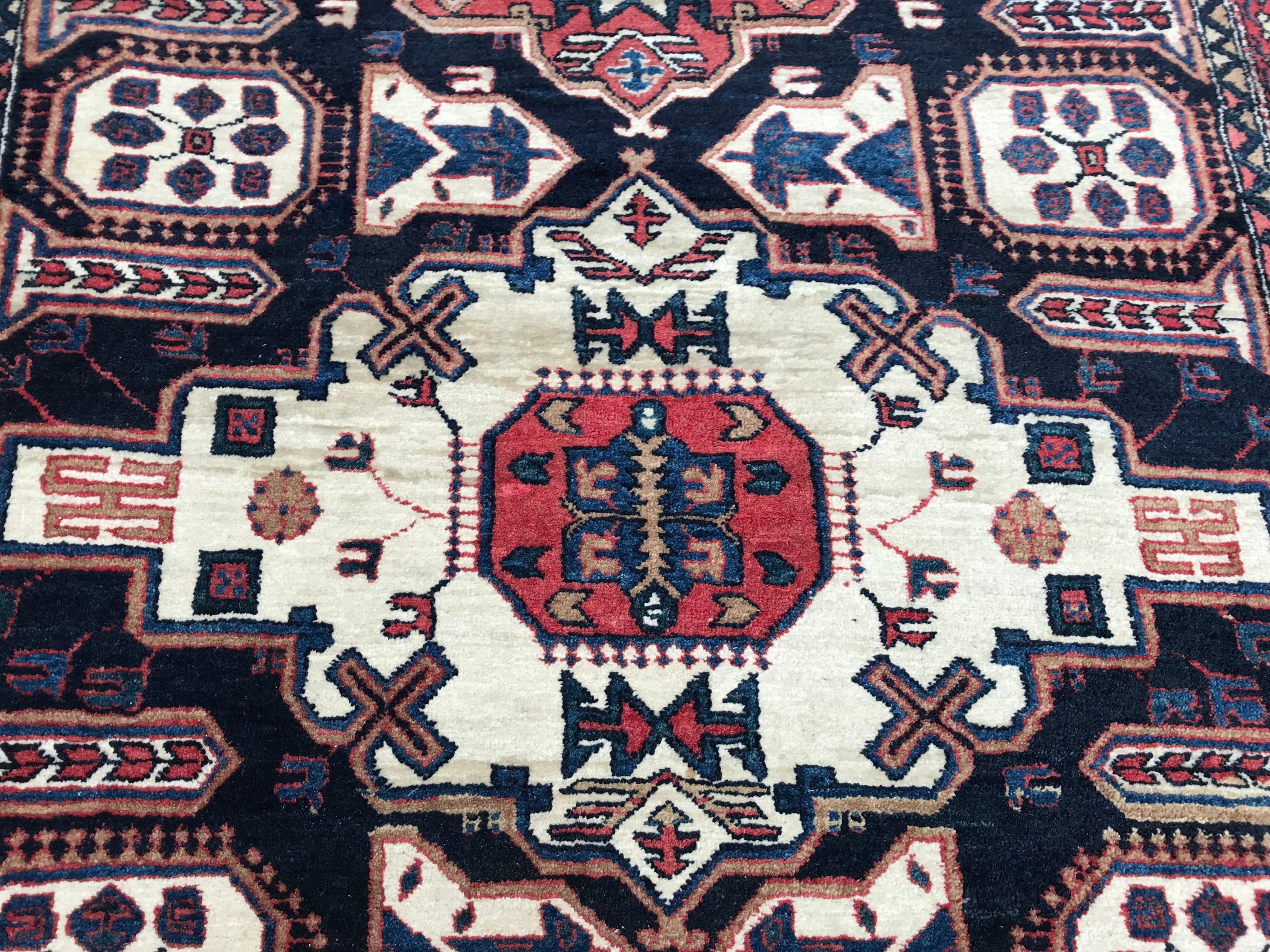Noué à la main Bobyrug's Very Beautiful Vintage Fine Caucasian Chirwan Rug (Très beau tapis caucasien vintage en chirwan) en vente