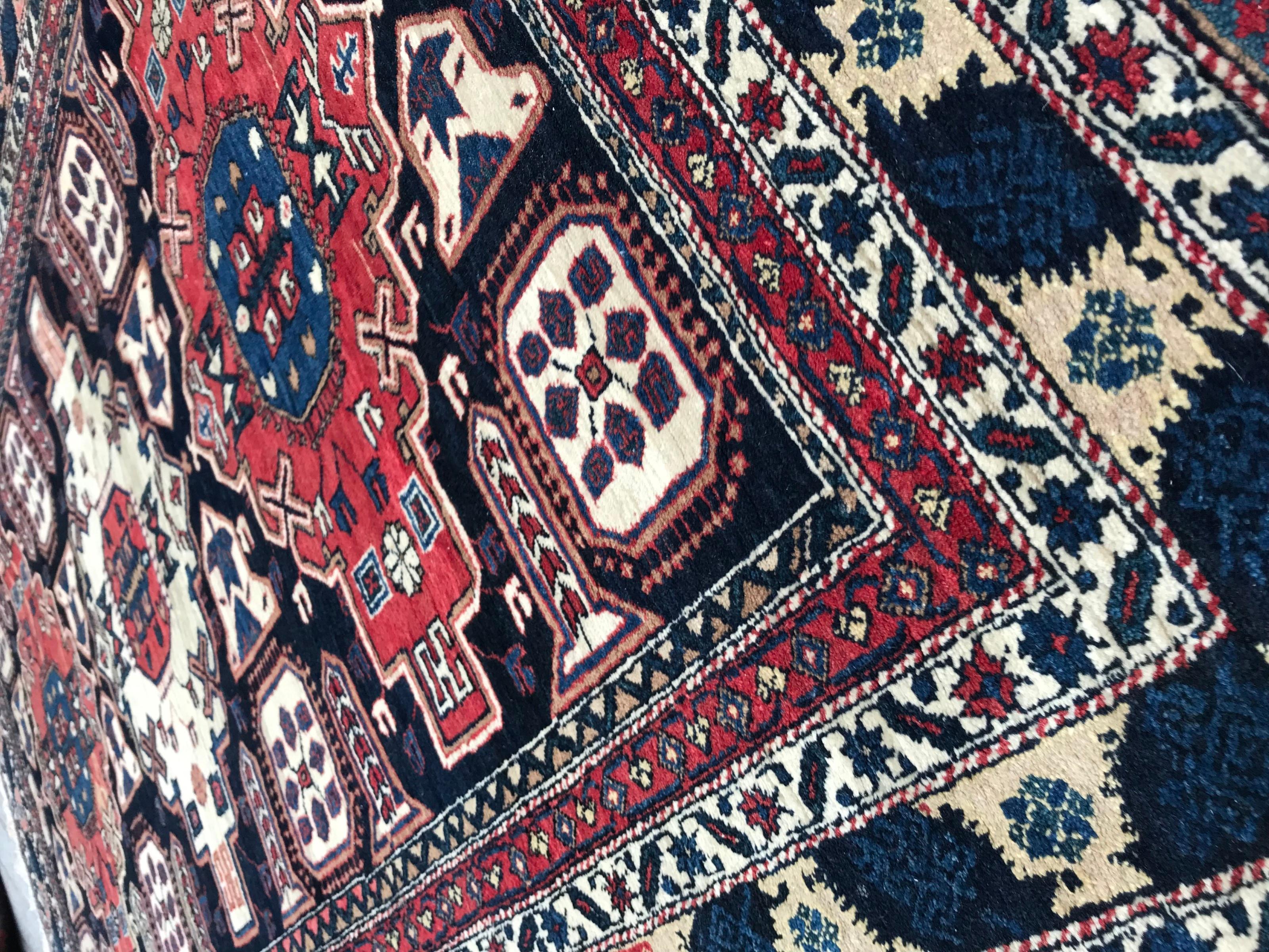 20ième siècle Bobyrug's Very Beautiful Vintage Fine Caucasian Chirwan Rug (Très beau tapis caucasien vintage en chirwan) en vente
