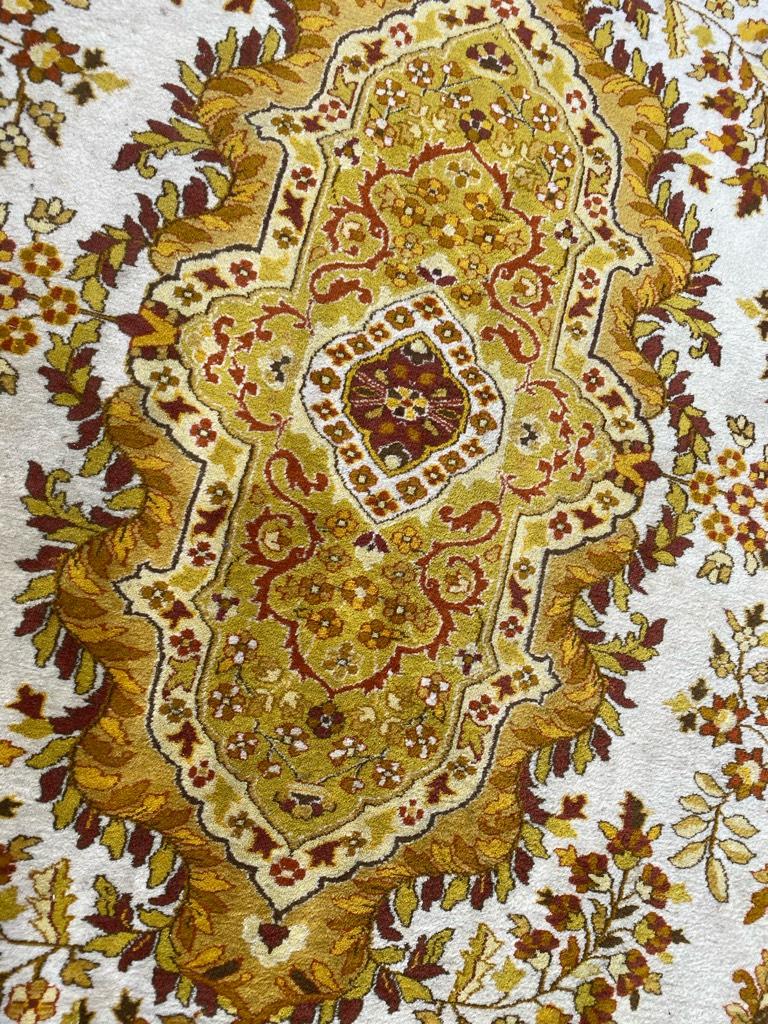 Nice late 20th century fine Punjab rug with beautiful floral central medallion design and nice colors with green, yellow, orange and brown, entirely and finely hand knotted with wool velvet on cotton foundation.