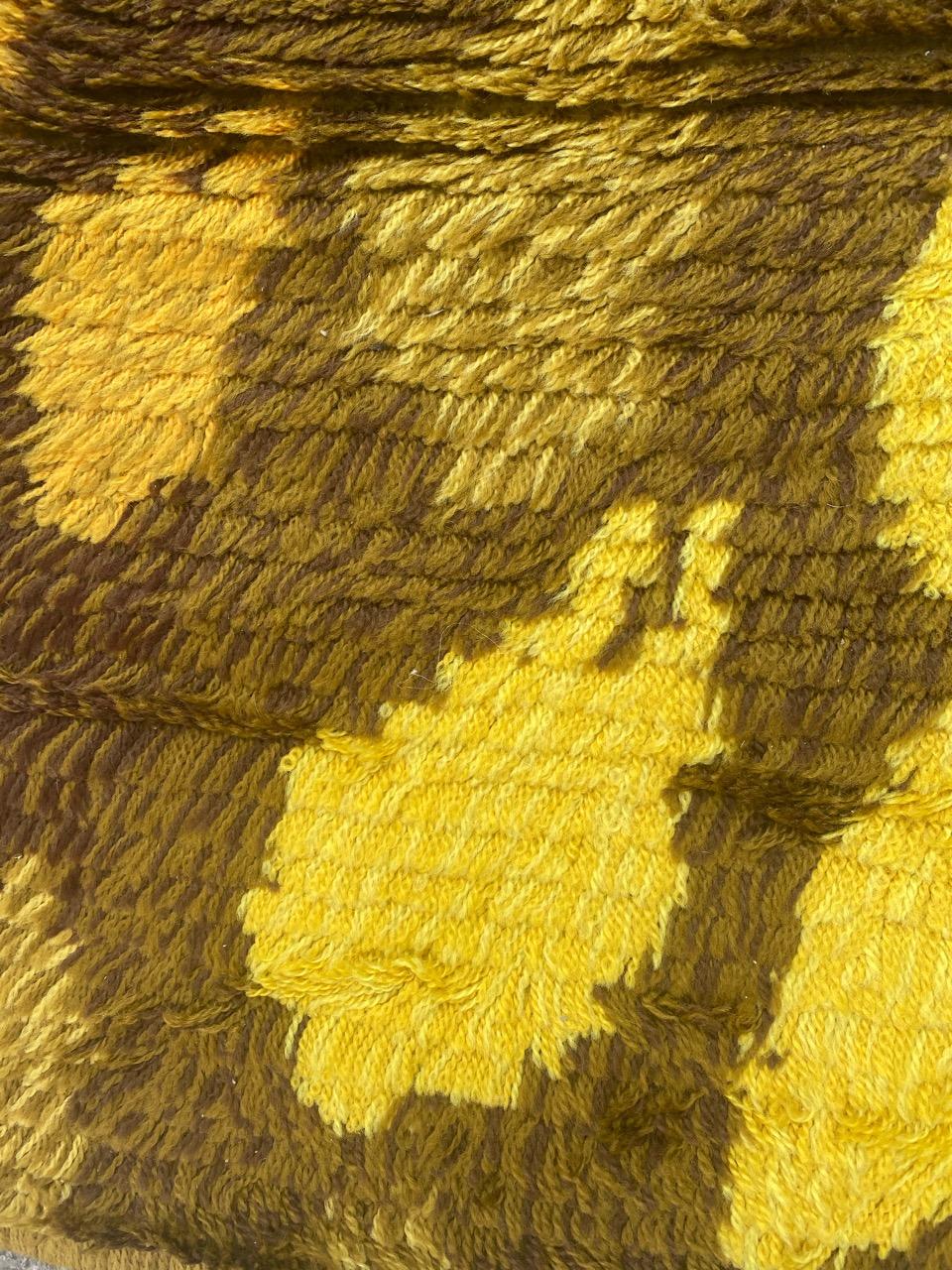 Le très beau tapis scandinave vintage de Bobyrug en vente 4