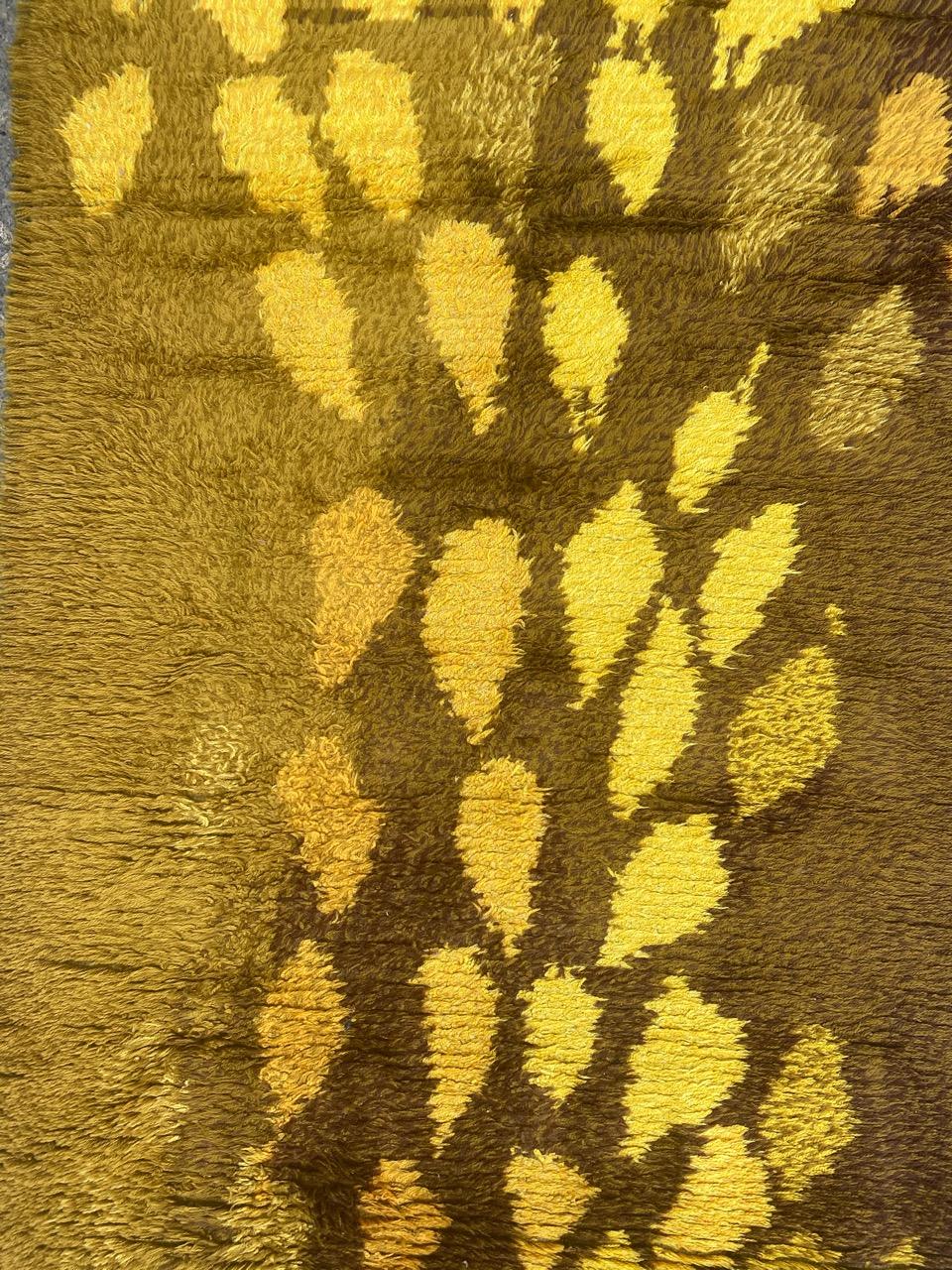 Hübscher skandinavischer Vintage-Teppich mit schönem modernen Design und schöner gelber Feldfarbe, komplett handgeknüpft mit Wollsamt auf Baumwollbasis.

✨✨✨
