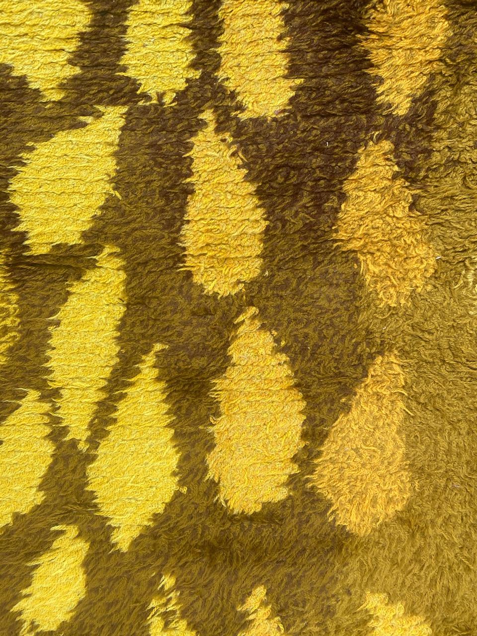 20ième siècle Le très beau tapis scandinave vintage de Bobyrug en vente