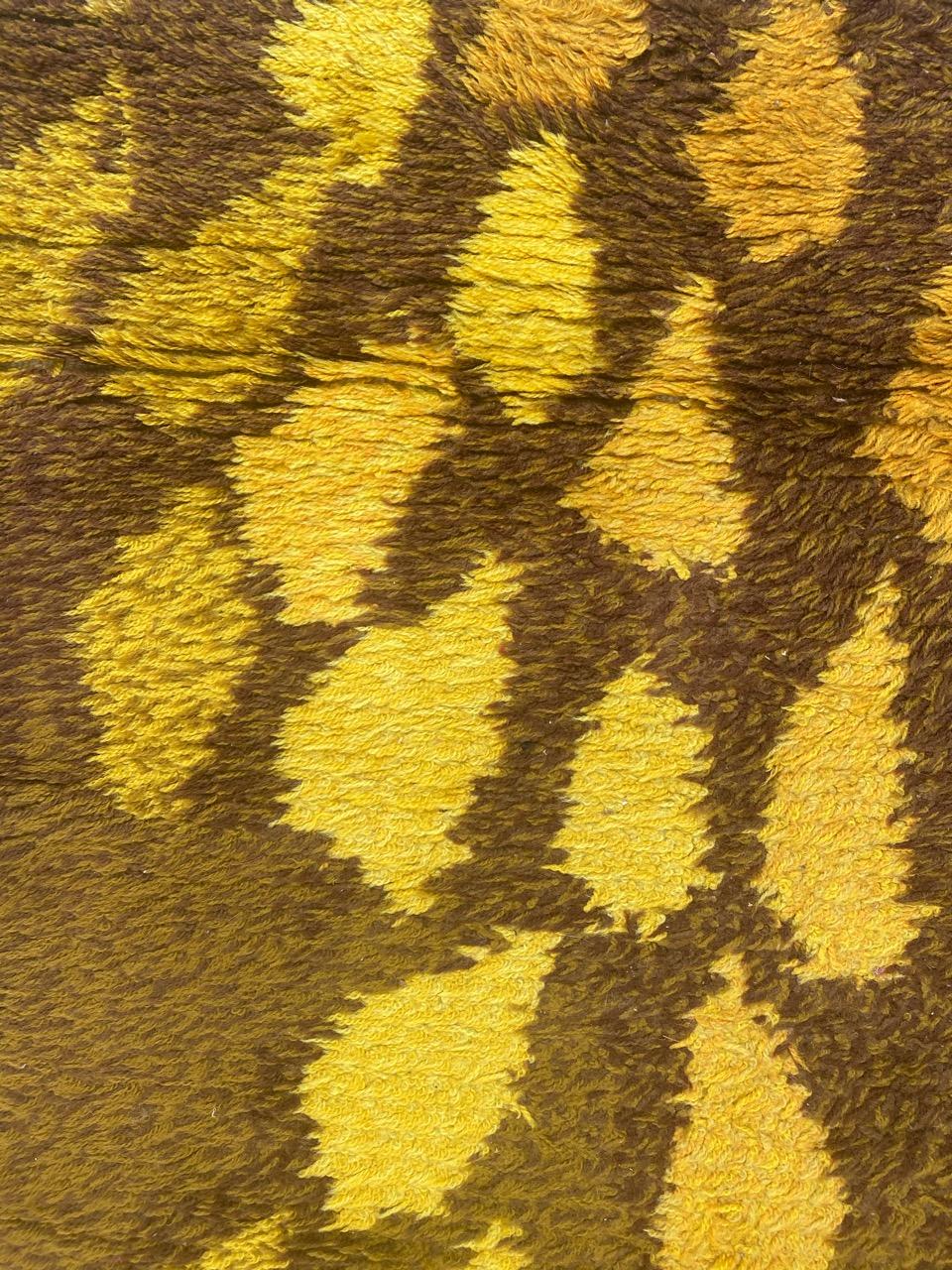 Le très beau tapis scandinave vintage de Bobyrug en vente 1