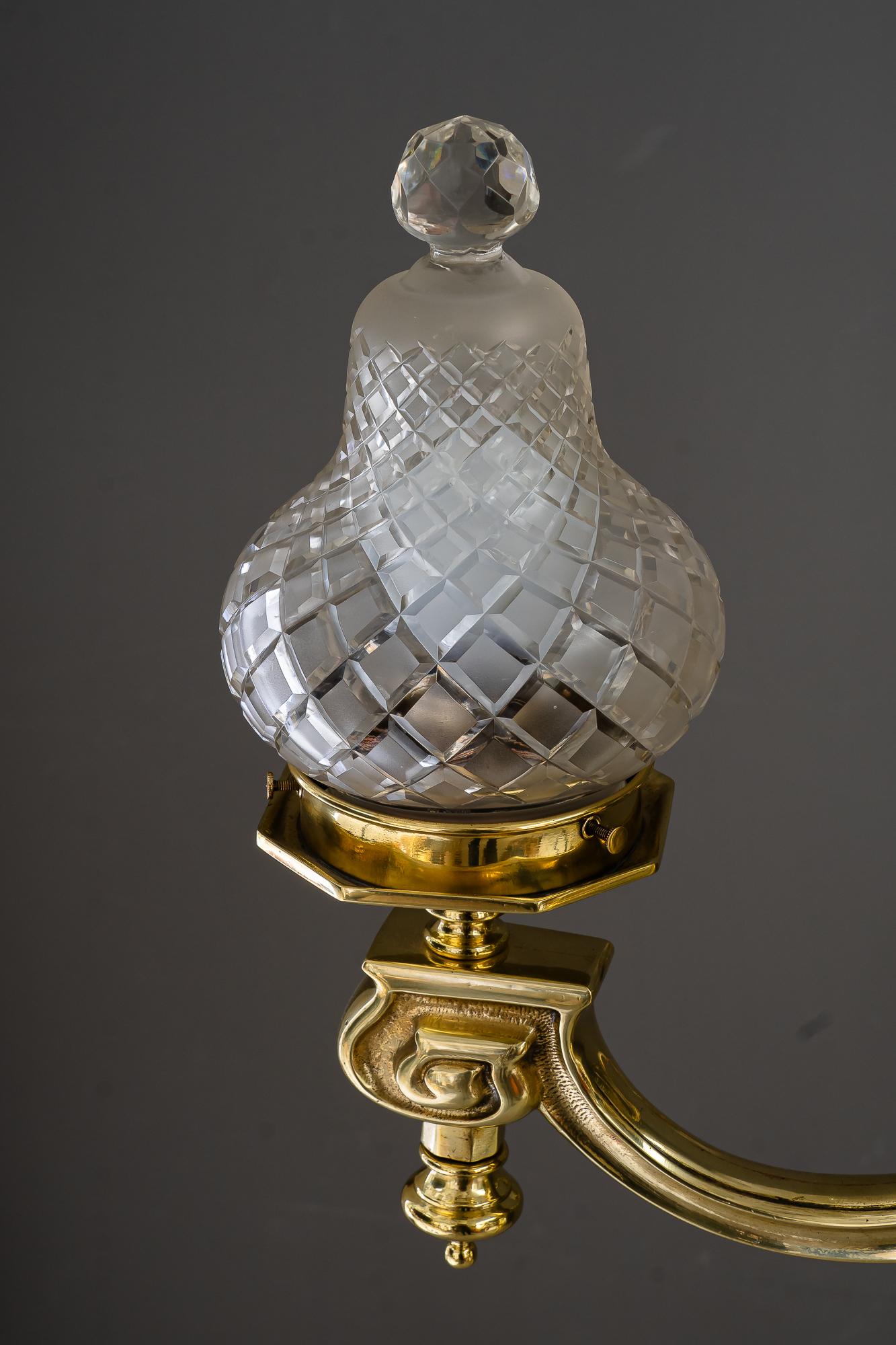 Sehr großer Art-Déco-Kronleuchter mit original geschliffenen Glasschirmen Vienna um 1920 im Angebot 2