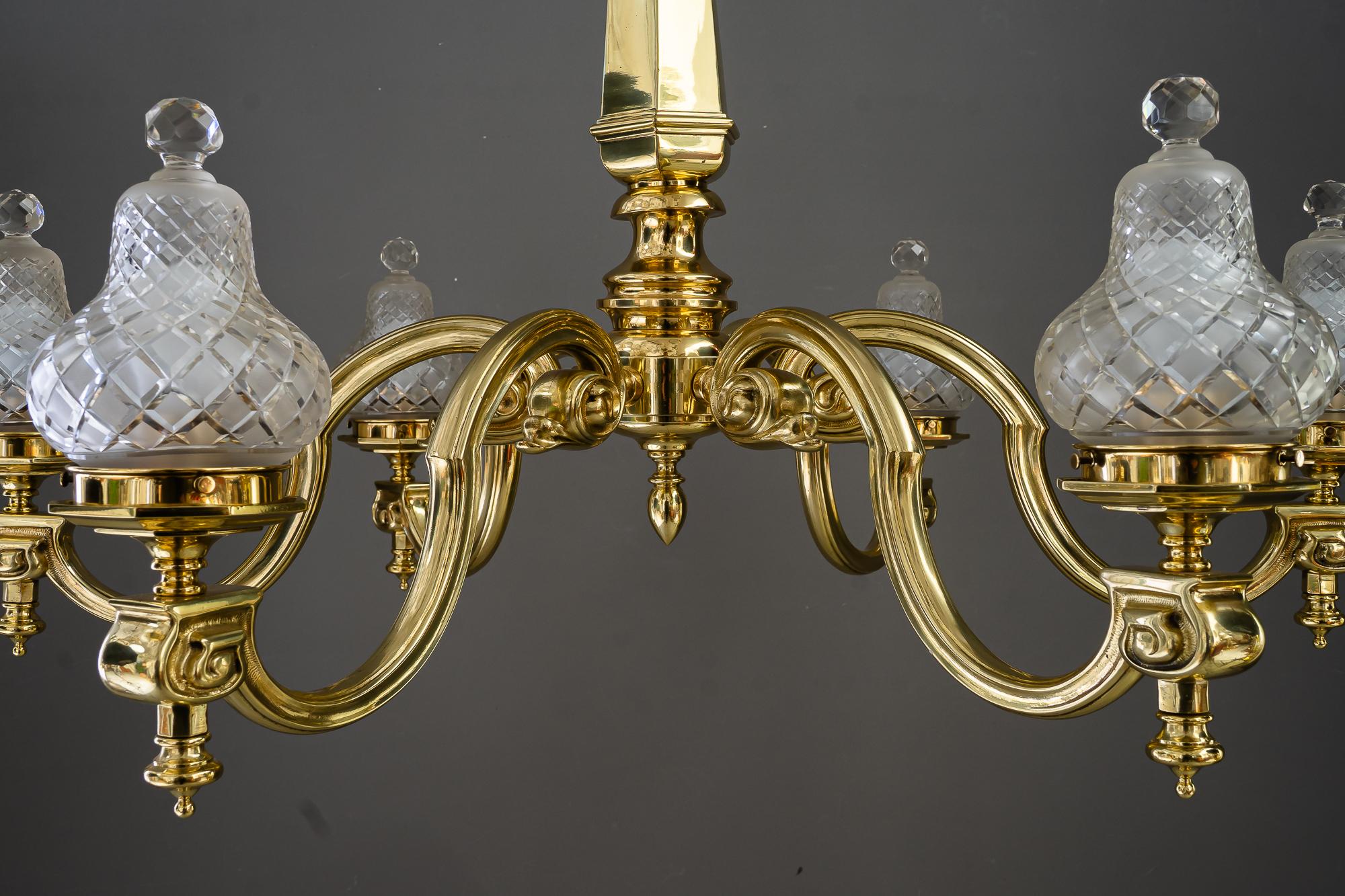 Sehr großer Art-Déco-Kronleuchter mit original geschliffenen Glasschirmen Vienna um 1920 im Angebot 3