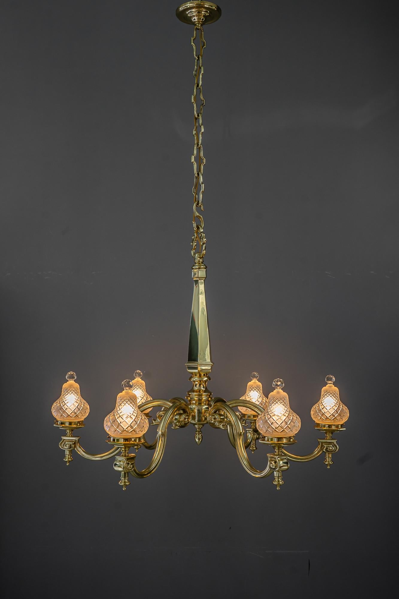 Sehr großer Art-Déco-Kronleuchter mit original geschliffenen Glasschirmen Vienna um 1920 im Angebot 4