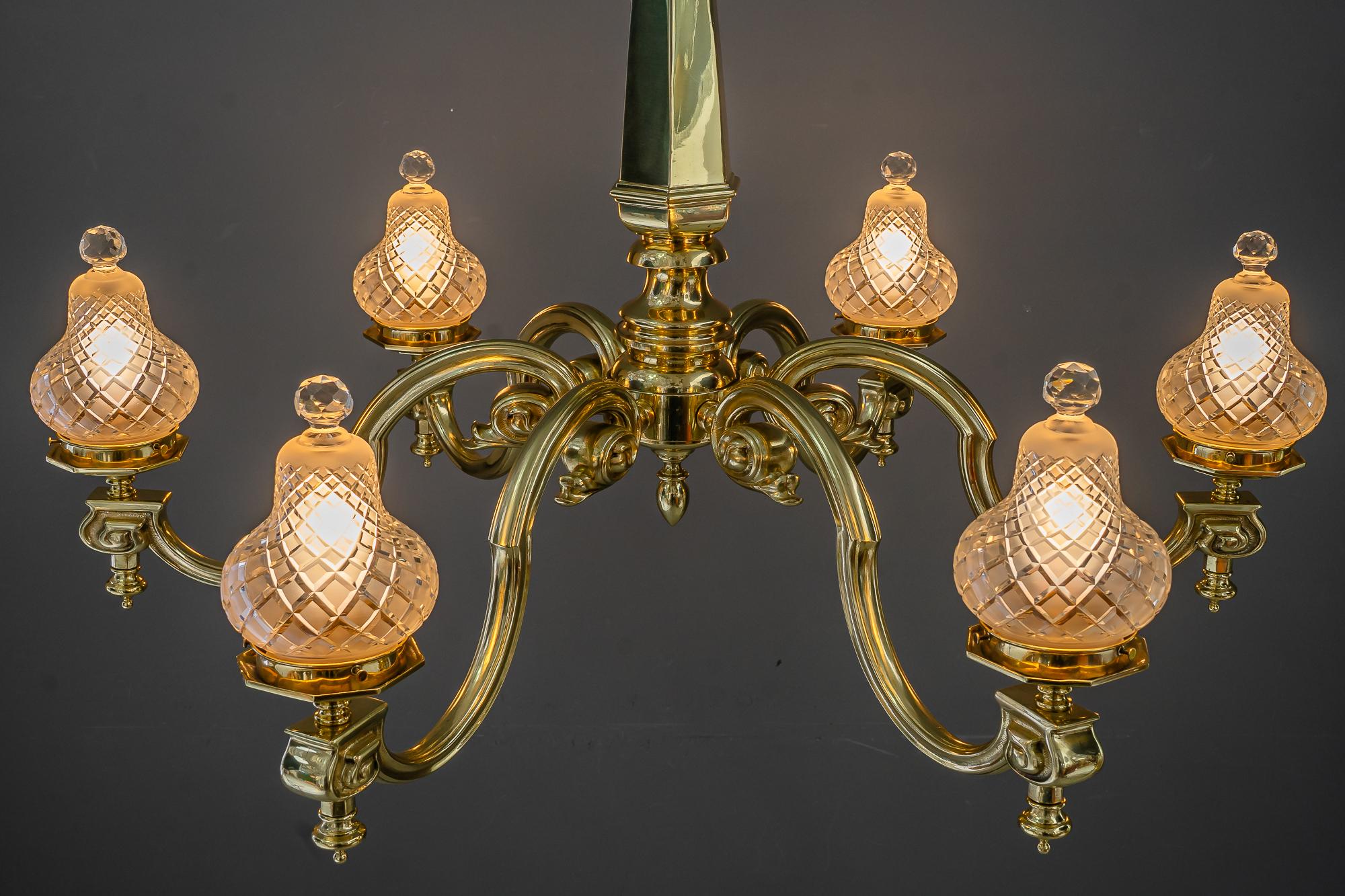 Sehr großer Art-Déco-Kronleuchter mit original geschliffenen Glasschirmen Vienna um 1920 im Angebot 5