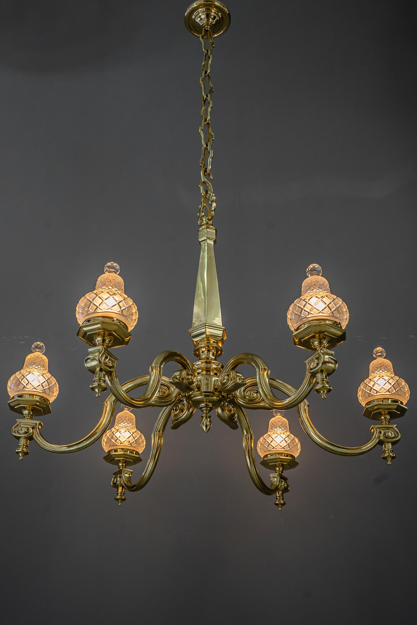 Sehr großer Art-Déco-Kronleuchter mit original geschliffenen Glasschirmen Vienna um 1920 im Angebot 7